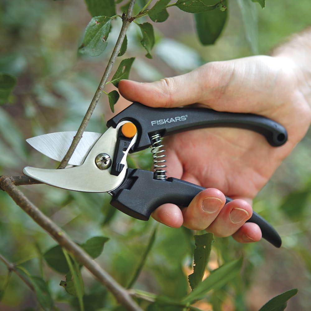 Tijera de Poda Fiskars de Acero Inoxidable 6.35 cm Negra