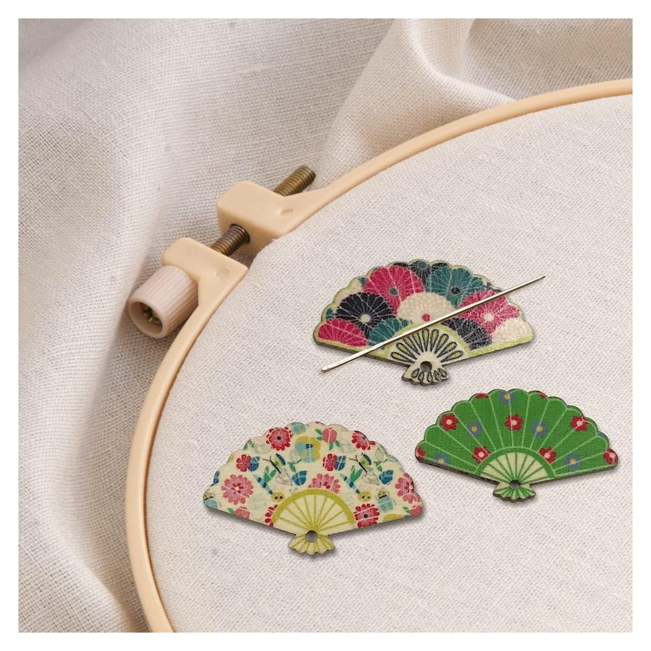 3 Pieces Vintage Wooden Fan Needle Minder, 48 * 30mm Magnetic Needle Nanny, Cross Stitch Embroidery Needlework Accessories，Set of Needle and Pin Holders for Crafts and Needlework Supplies