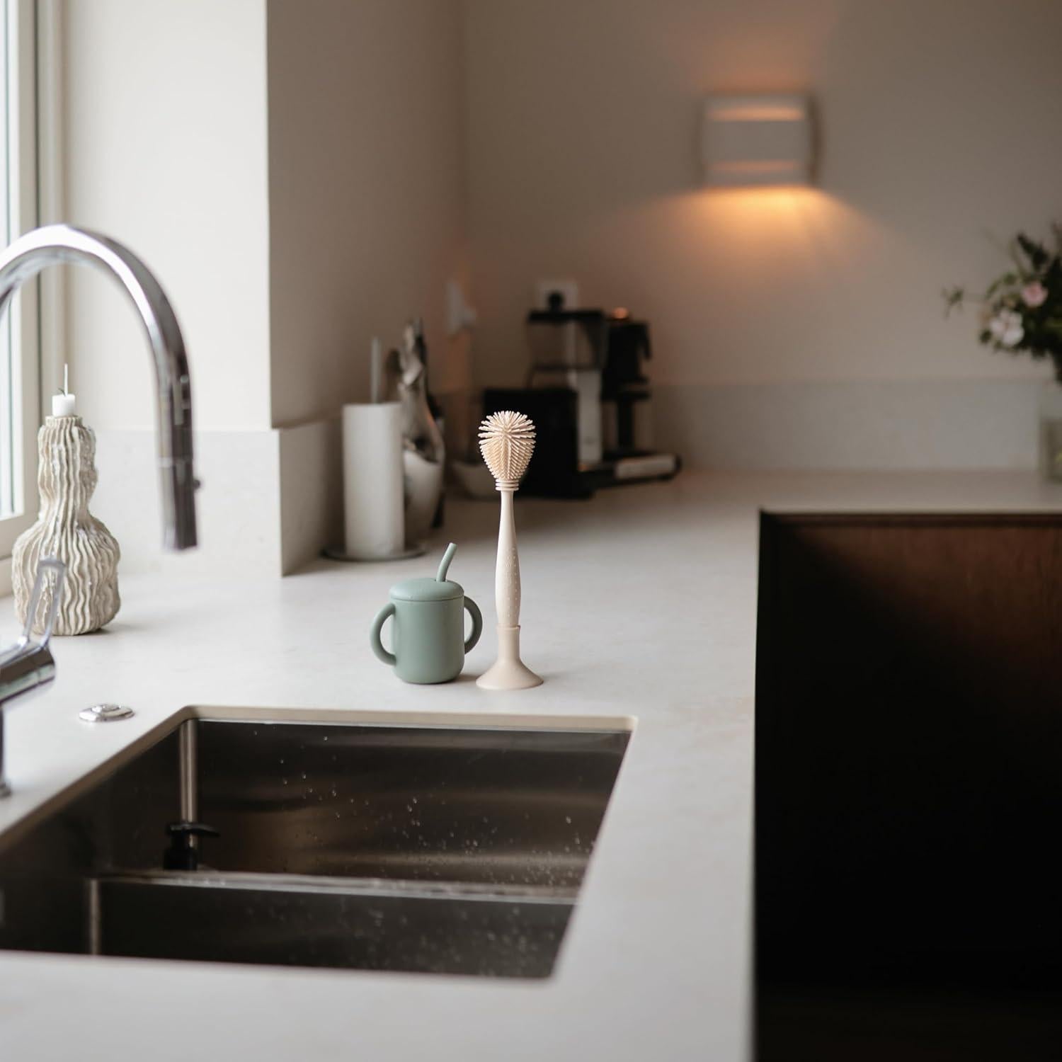 Cepillo de Biberón Mushie Doble Cara Silicona Suave Arena