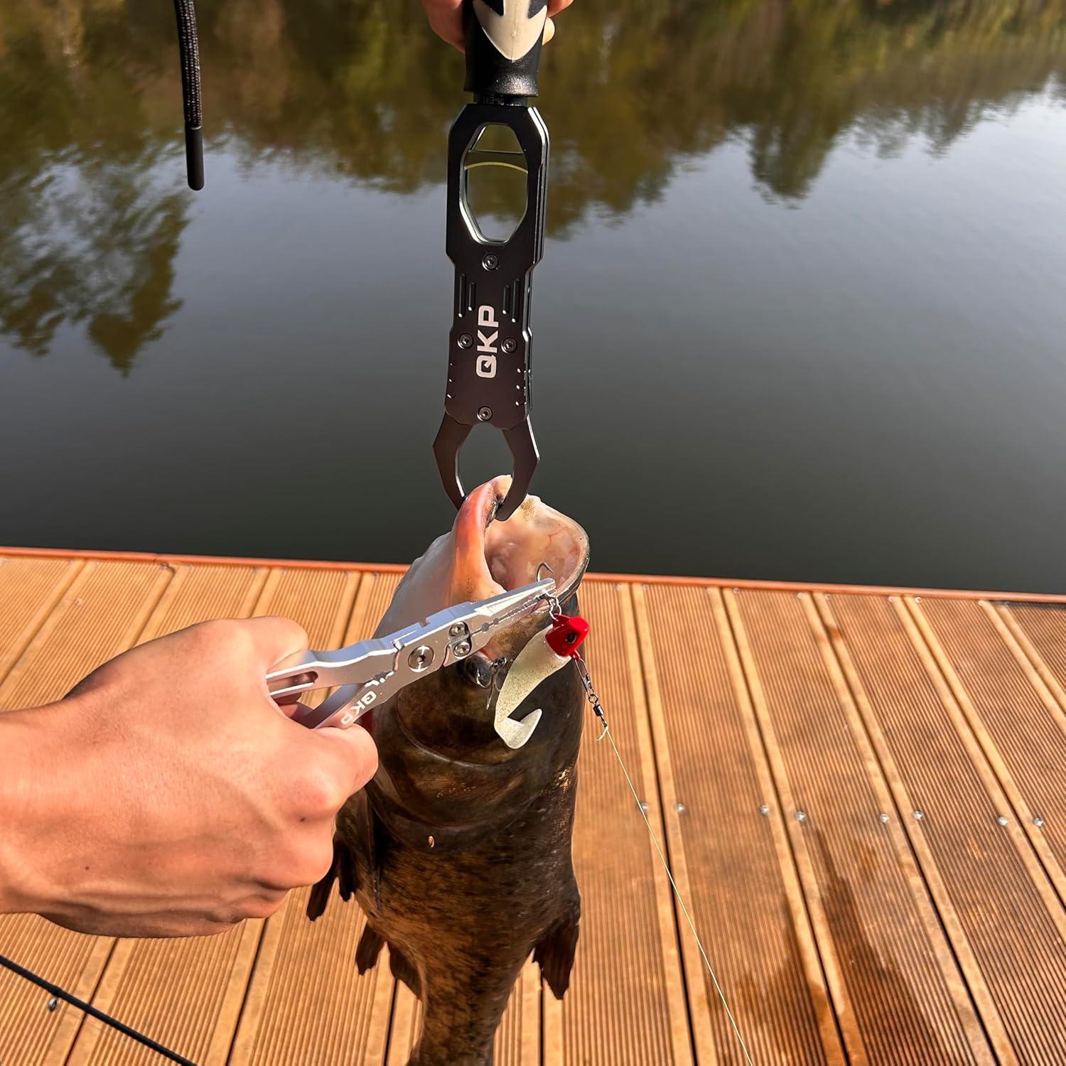 Agarrador de Pescado QKP Multi-Funcional 28.42 cm con Balanza