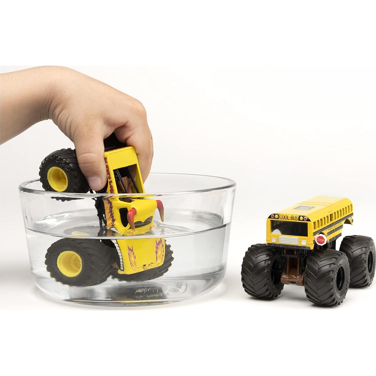 Camiones Monster Jam El Toro Loco vs Educación Superior 1:64