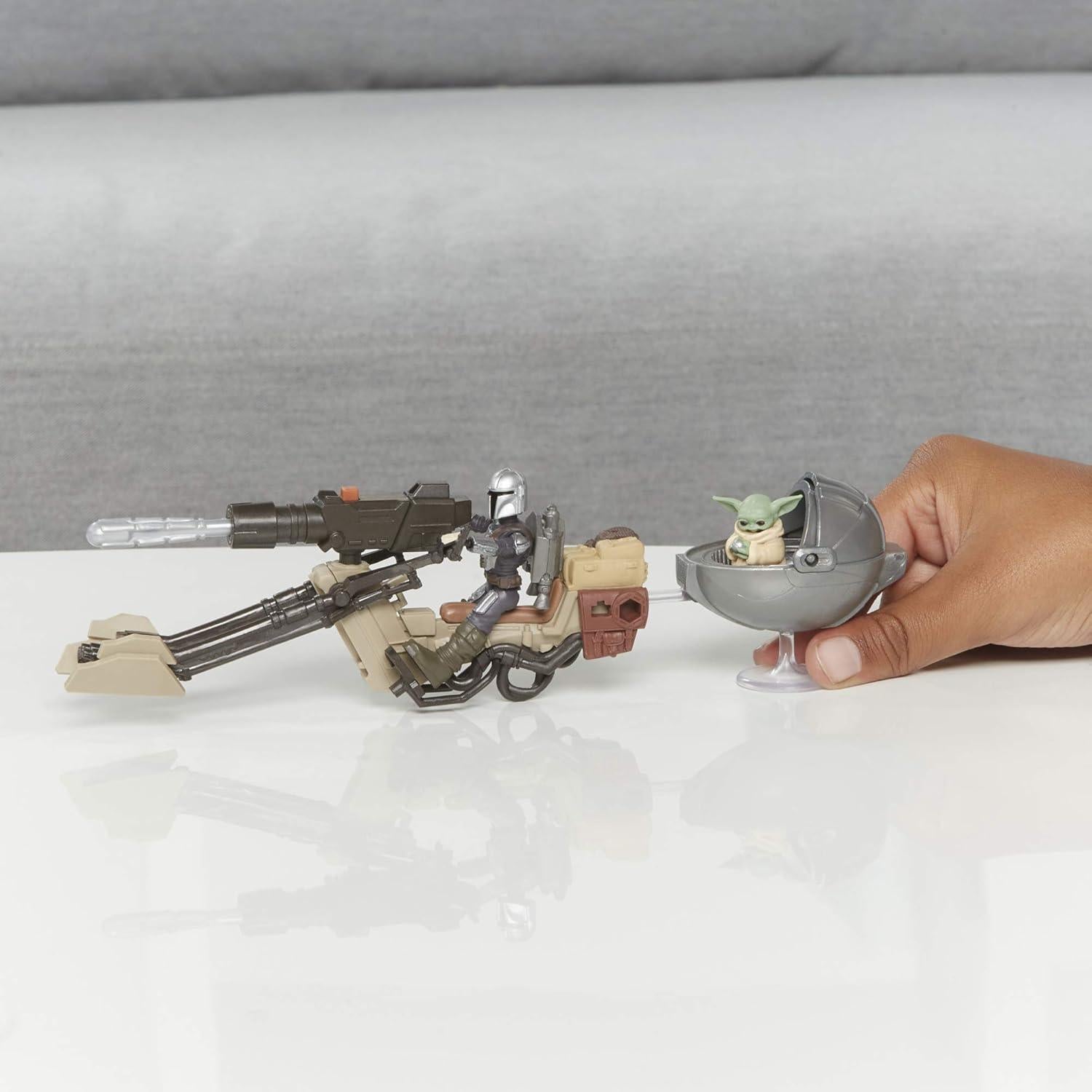 Figura Mandaloriano Hasbro 5.1 cm con Vehículo y Proyectil