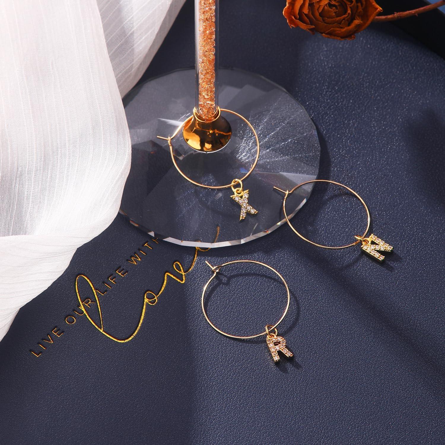 Set de 26 Marcadores de Copas de Vino Pride & Par con Letras Doradas