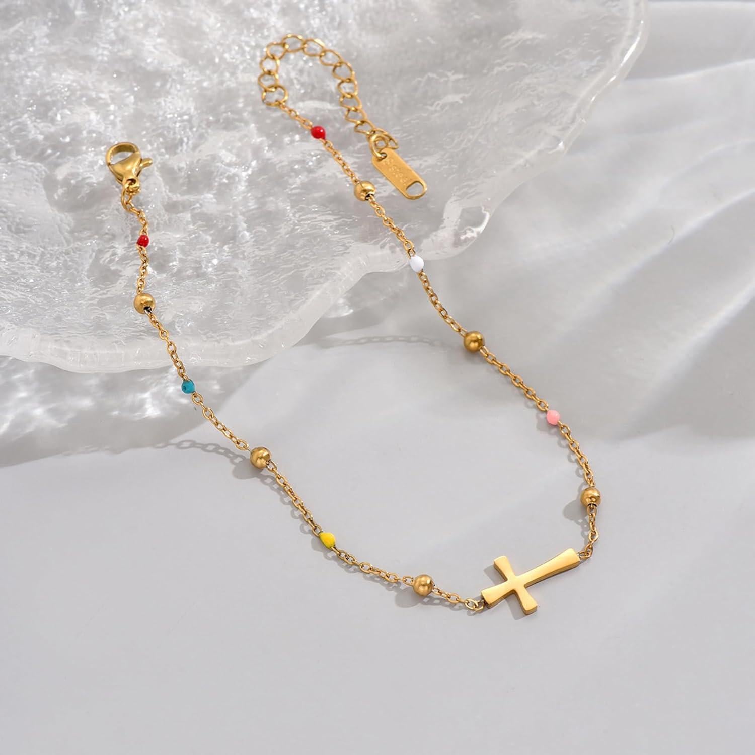 Brazalete cruzado dorado Kyazeo con perlas y cuentas 21.1 cm