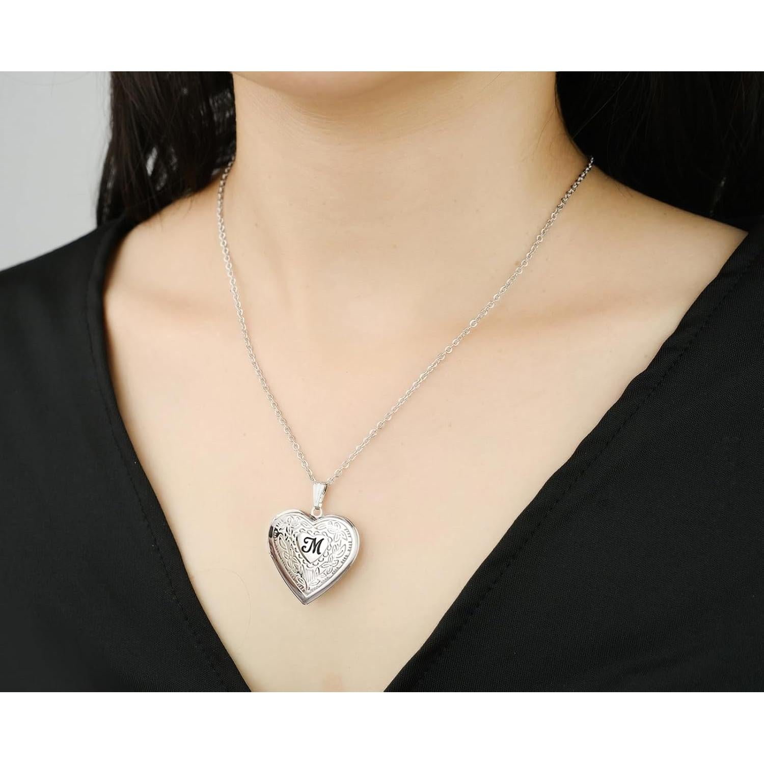 Collar Medallón Corazón Inicial Hutou Oro 18K para Fotos