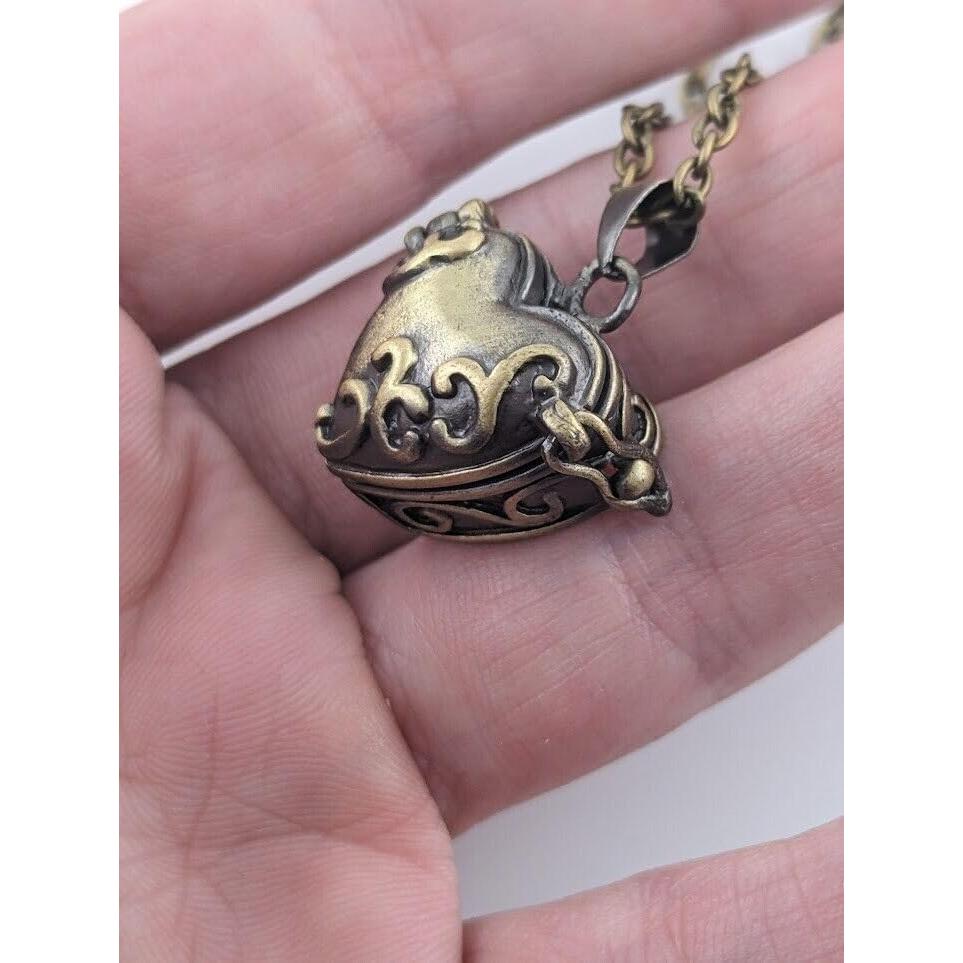 Cajita de Oración Colgante de Bronce en Forma de Corazón 12.7x7.6 cm