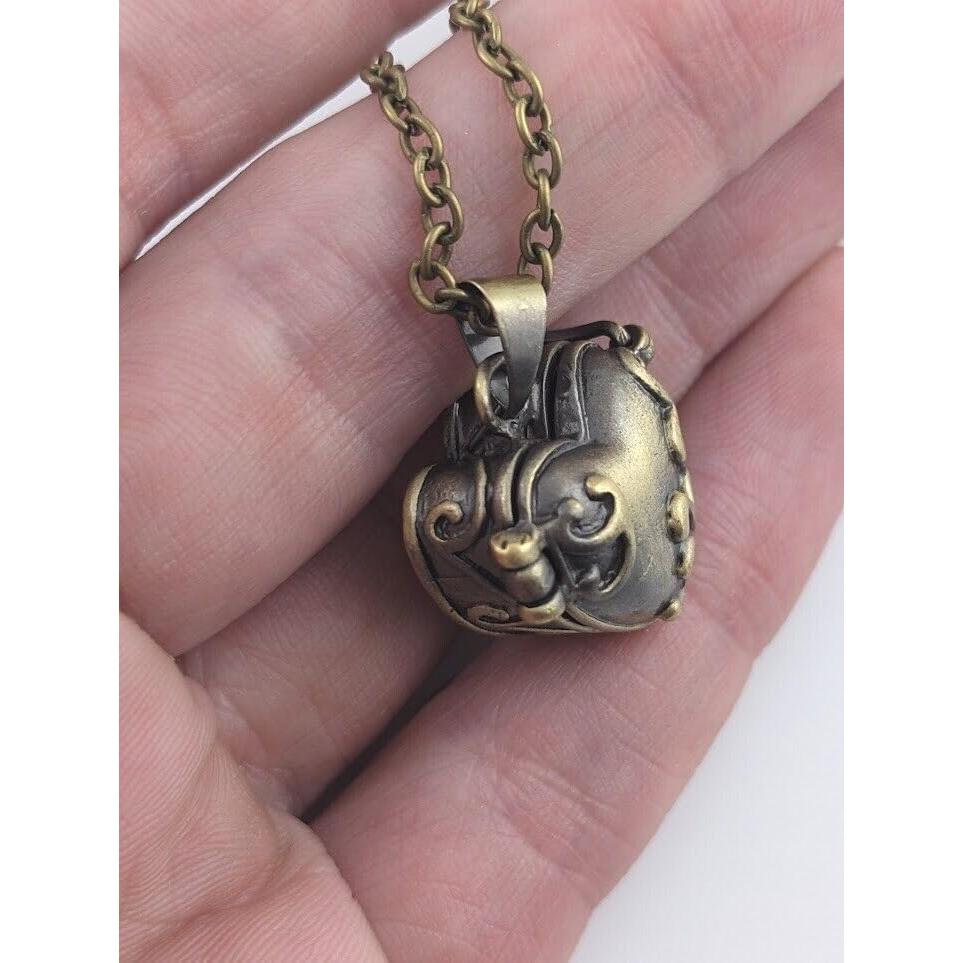 Cajita de Oración Colgante de Bronce en Forma de Corazón 12.7x7.6 cm