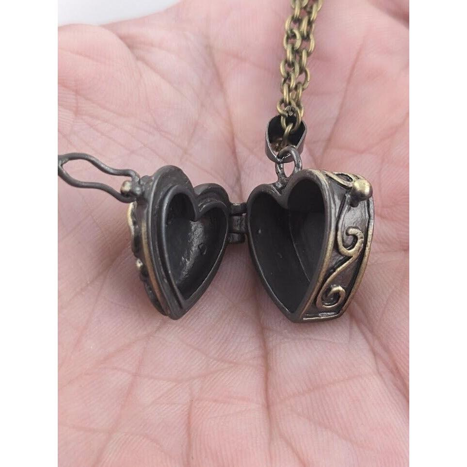 Cajita de Oración Colgante de Bronce en Forma de Corazón 12.7x7.6 cm