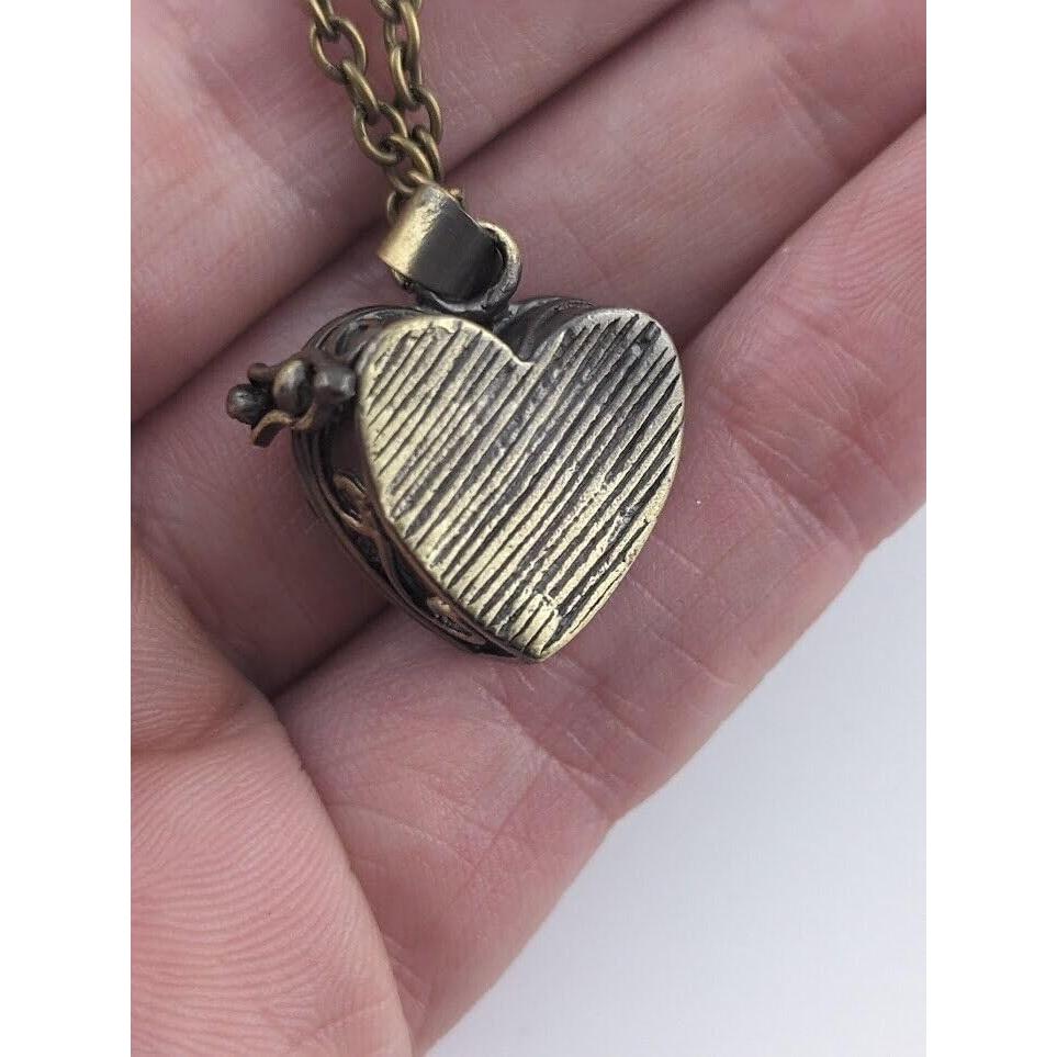 Cajita de Oración Colgante de Bronce en Forma de Corazón 12.7x7.6 cm