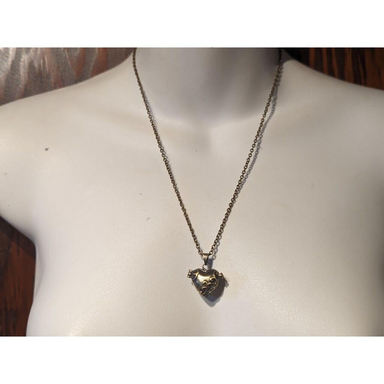 Cajita de Oración Colgante de Bronce en Forma de Corazón 12.7x7.6 cm