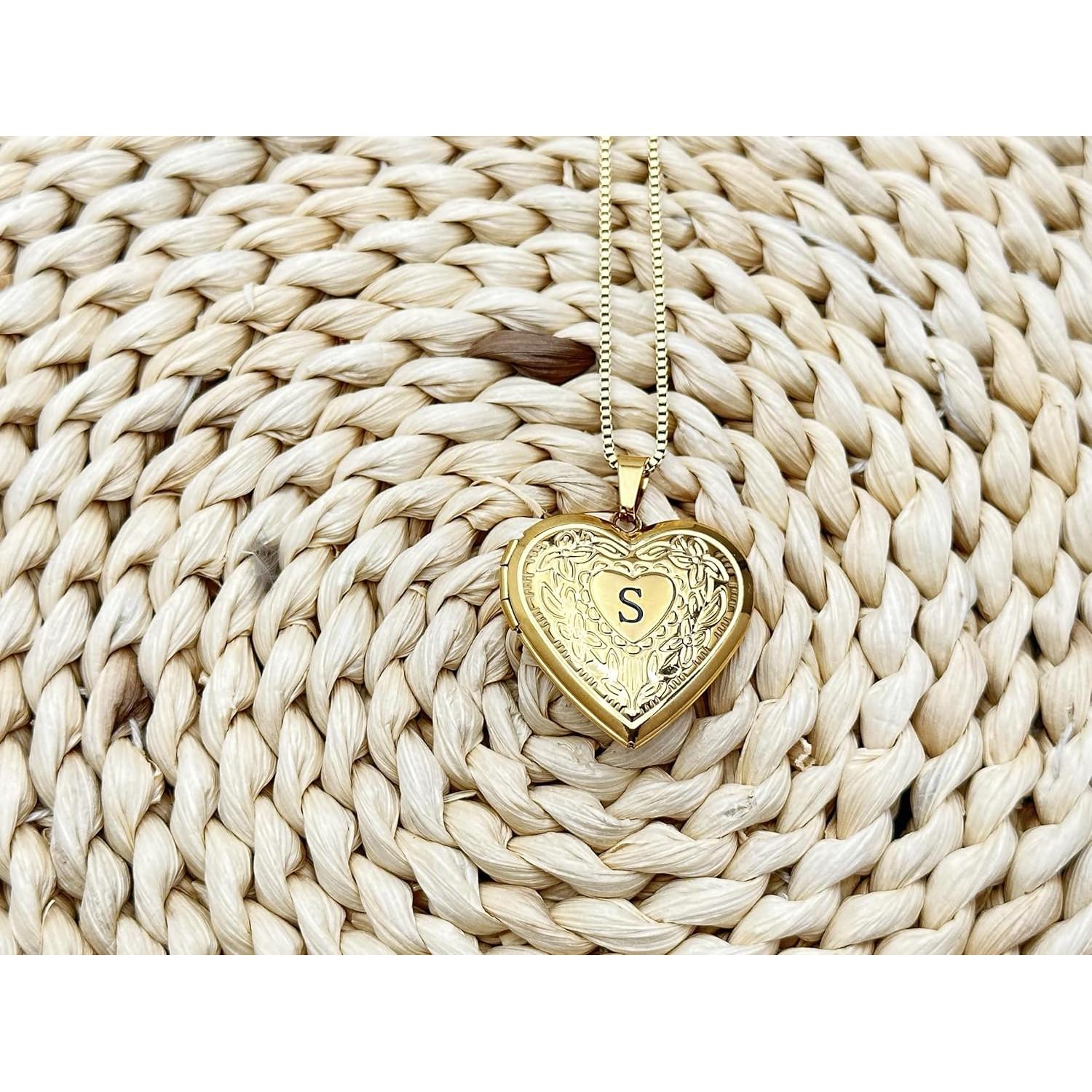 Collar medallón corazón Goking con letra S y fotos