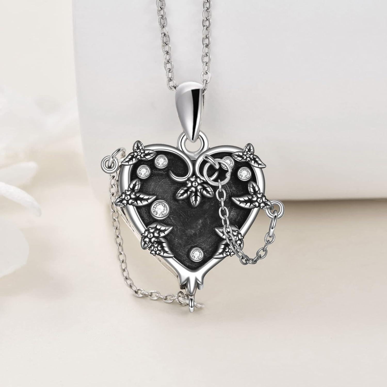 Collar Medallón Corazón de Bruja MONGAS 925 Plata Esterlina