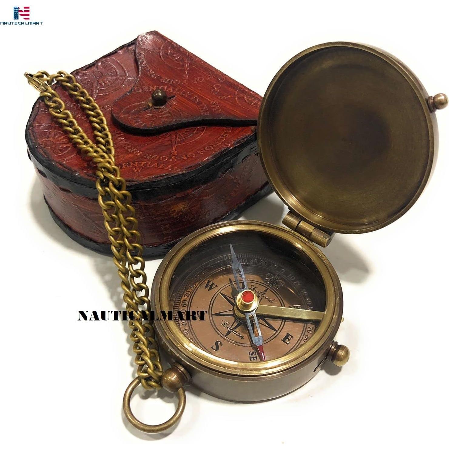 Brújula de latón NauticalMart con estuche de cuero 6.35cm