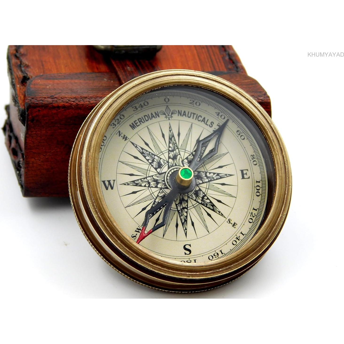 Brújula de latón hecha a mano KHUMYAYAD con estuche de cuero