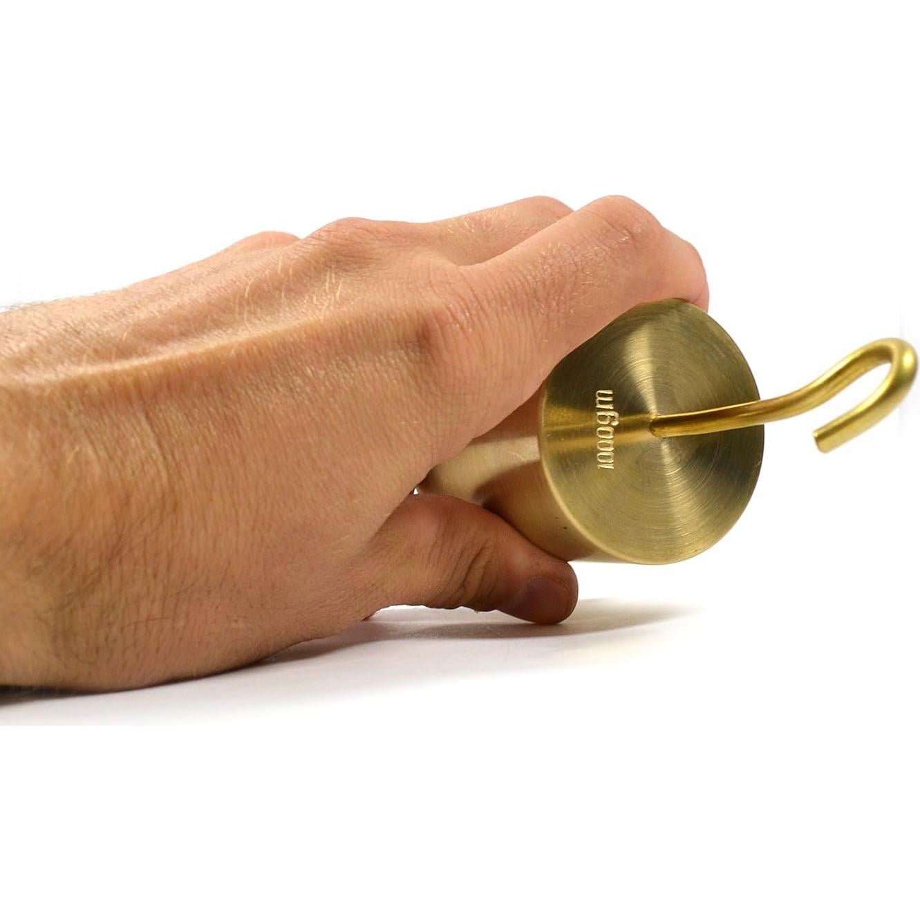 Pesa Individual con Gancho EISCO Latón 1000g 5.08cm