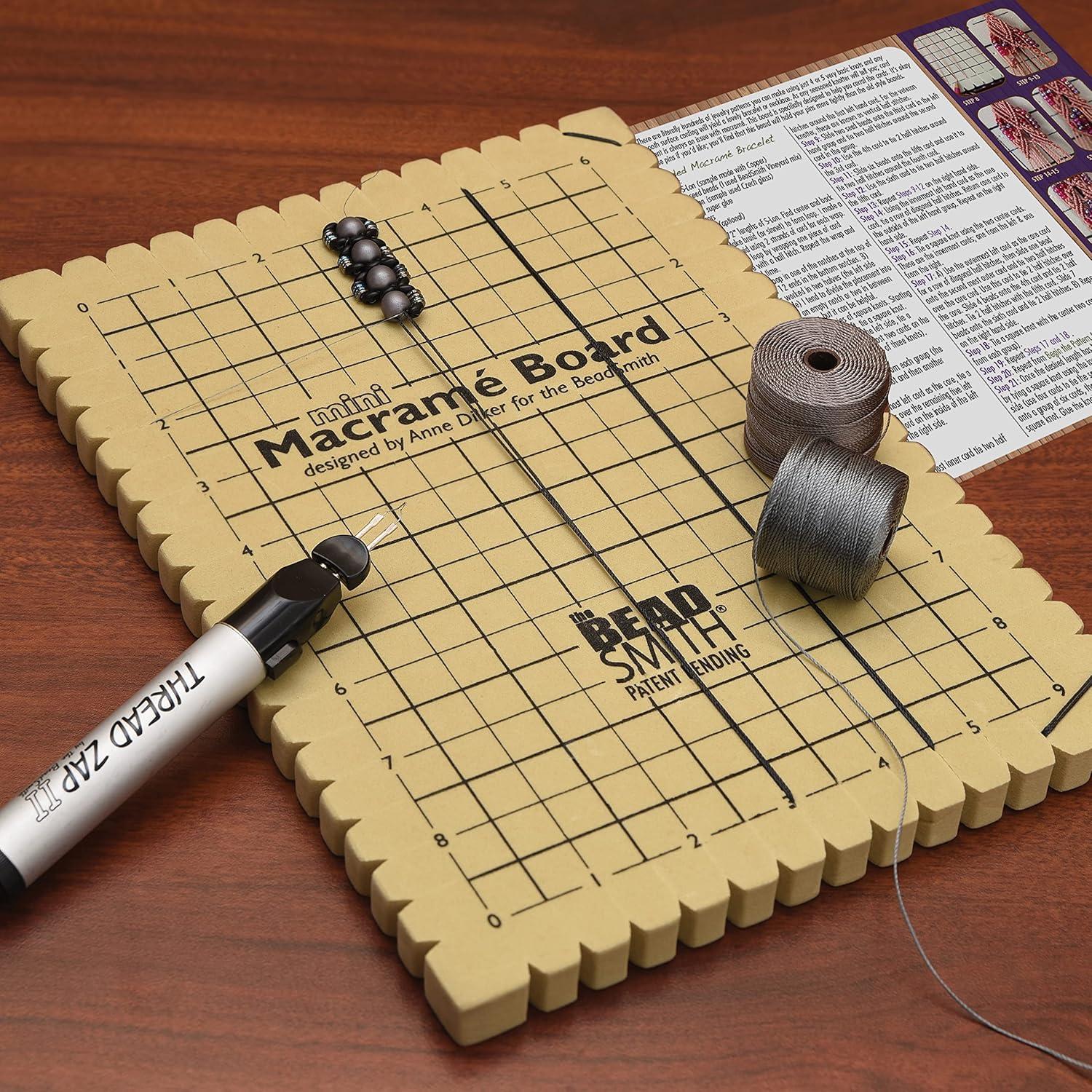 Combo Mini Macrame The Beadsmith - Tablero 19.1 x 26.7 cm + 40 Pines