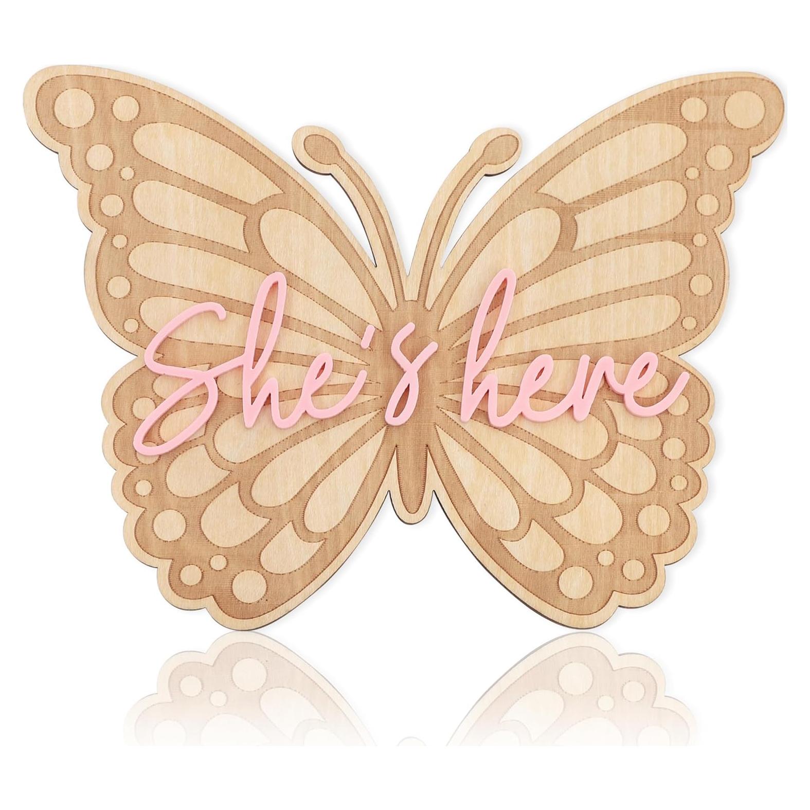 Cartel de Madera Mariposa She's Here - Anuncio de Nacimiento
