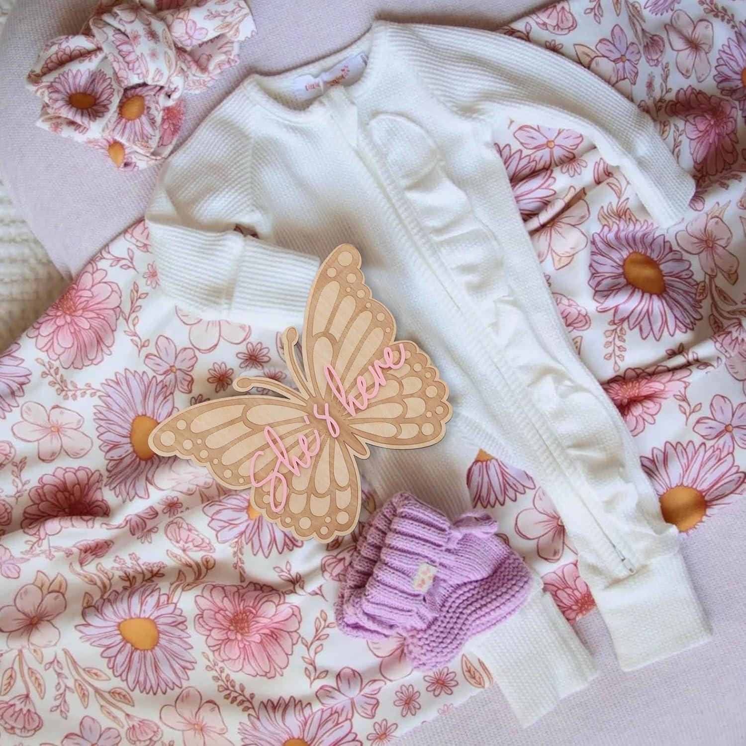 Cartel de Madera Mariposa She's Here - Anuncio de Nacimiento