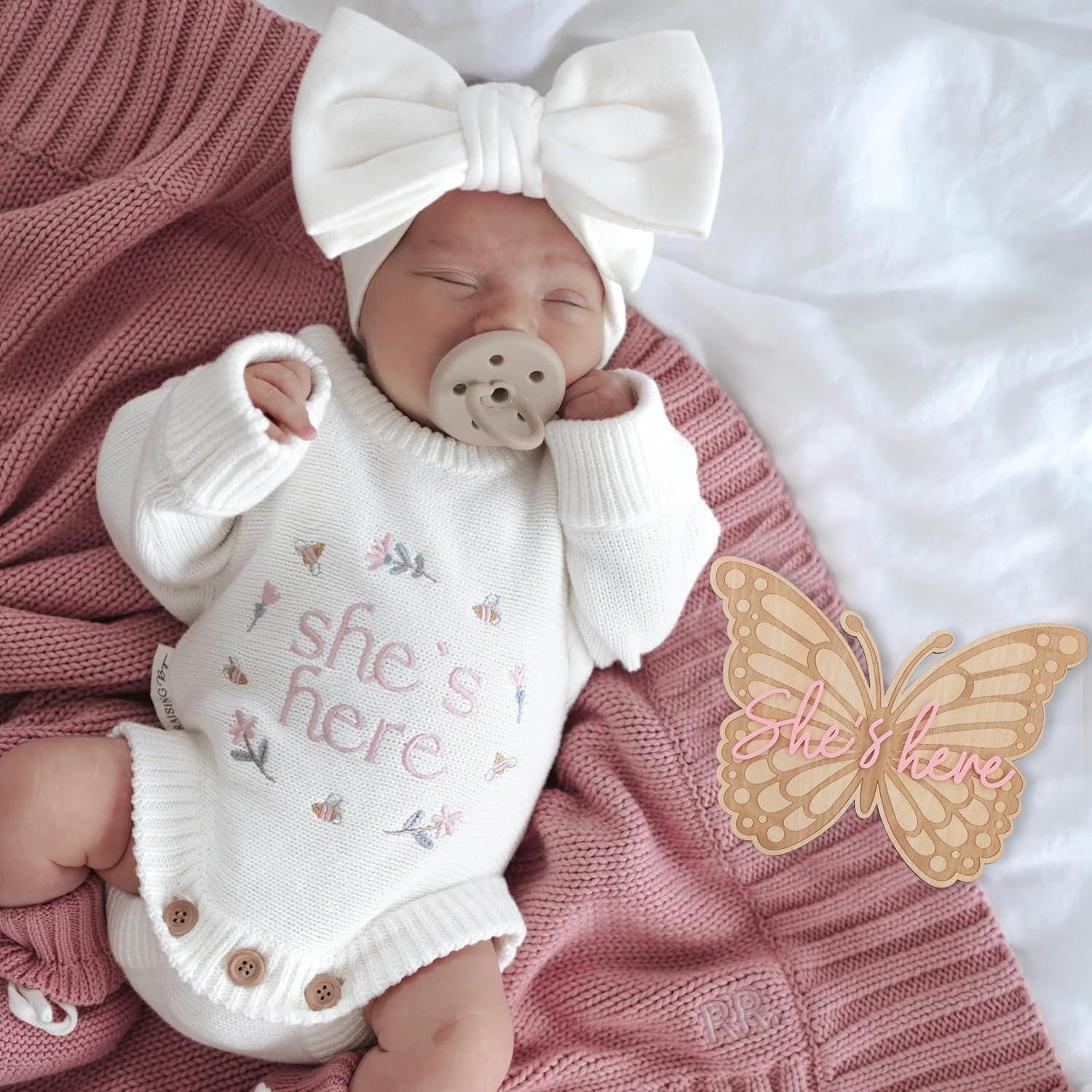 Cartel de Madera Mariposa She's Here - Anuncio de Nacimiento