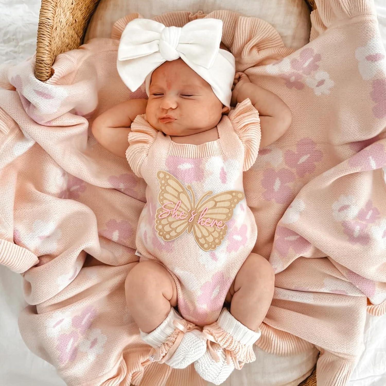 Cartel de Madera Mariposa She's Here - Anuncio de Nacimiento