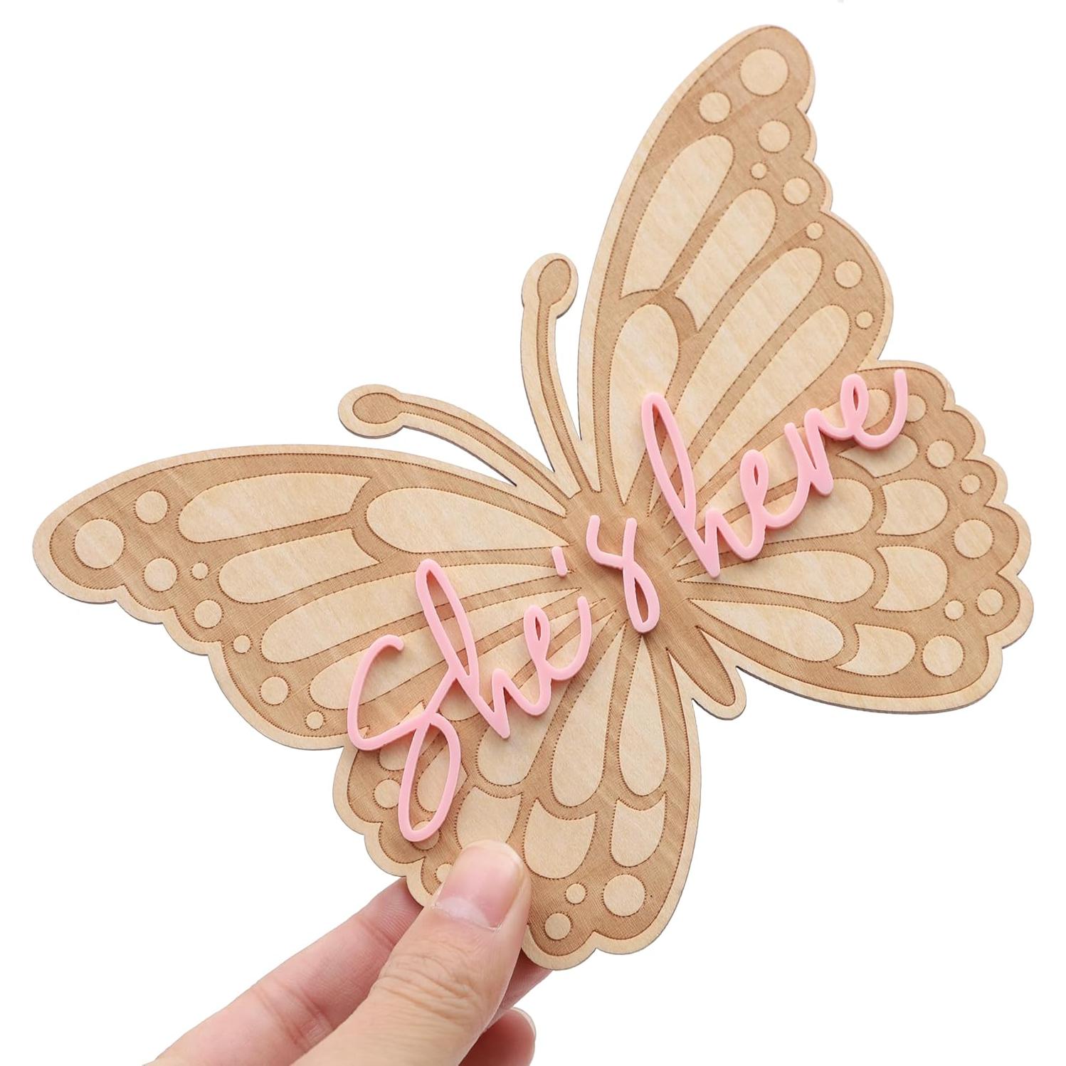 Cartel de Madera Mariposa She's Here - Anuncio de Nacimiento