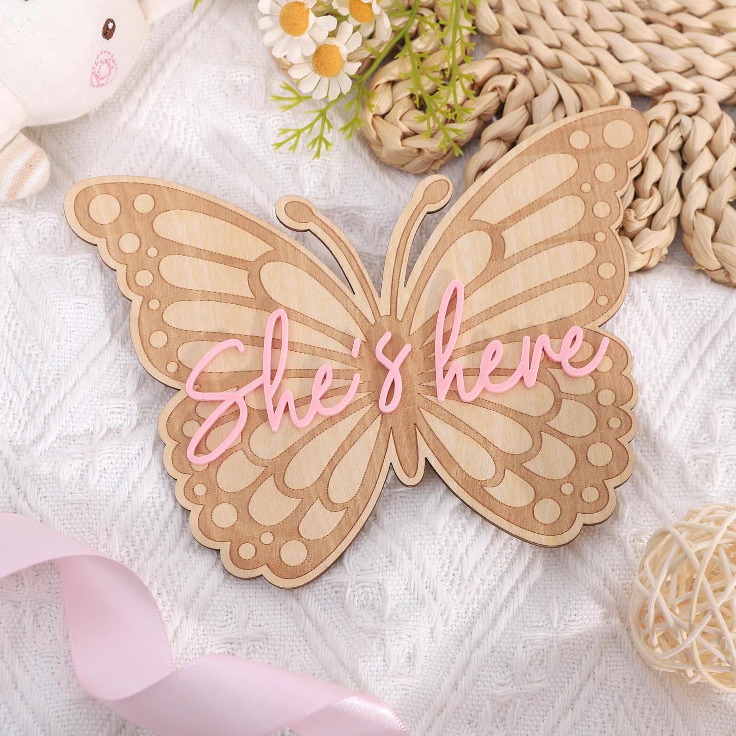 Cartel de Madera Mariposa She's Here - Anuncio de Nacimiento