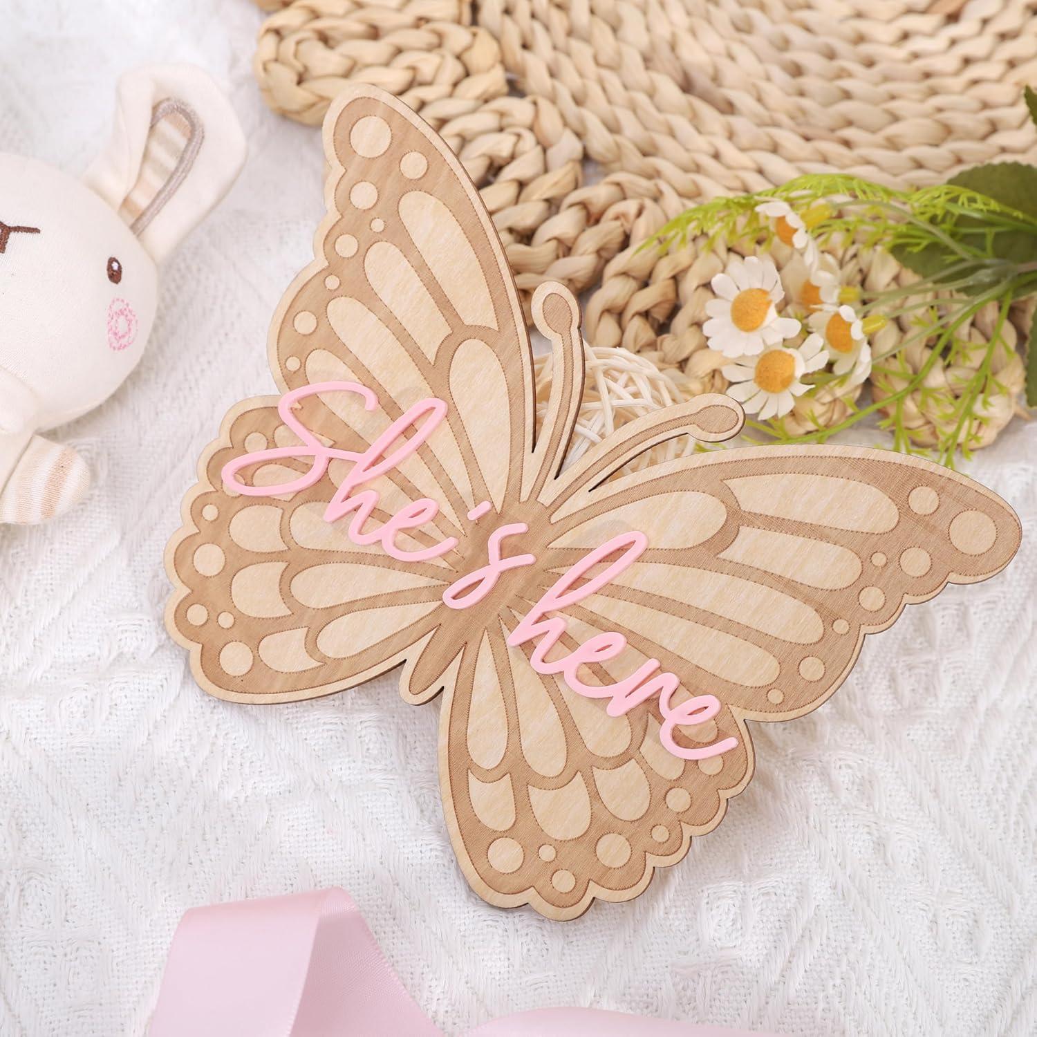 Cartel de Madera Mariposa She's Here - Anuncio de Nacimiento