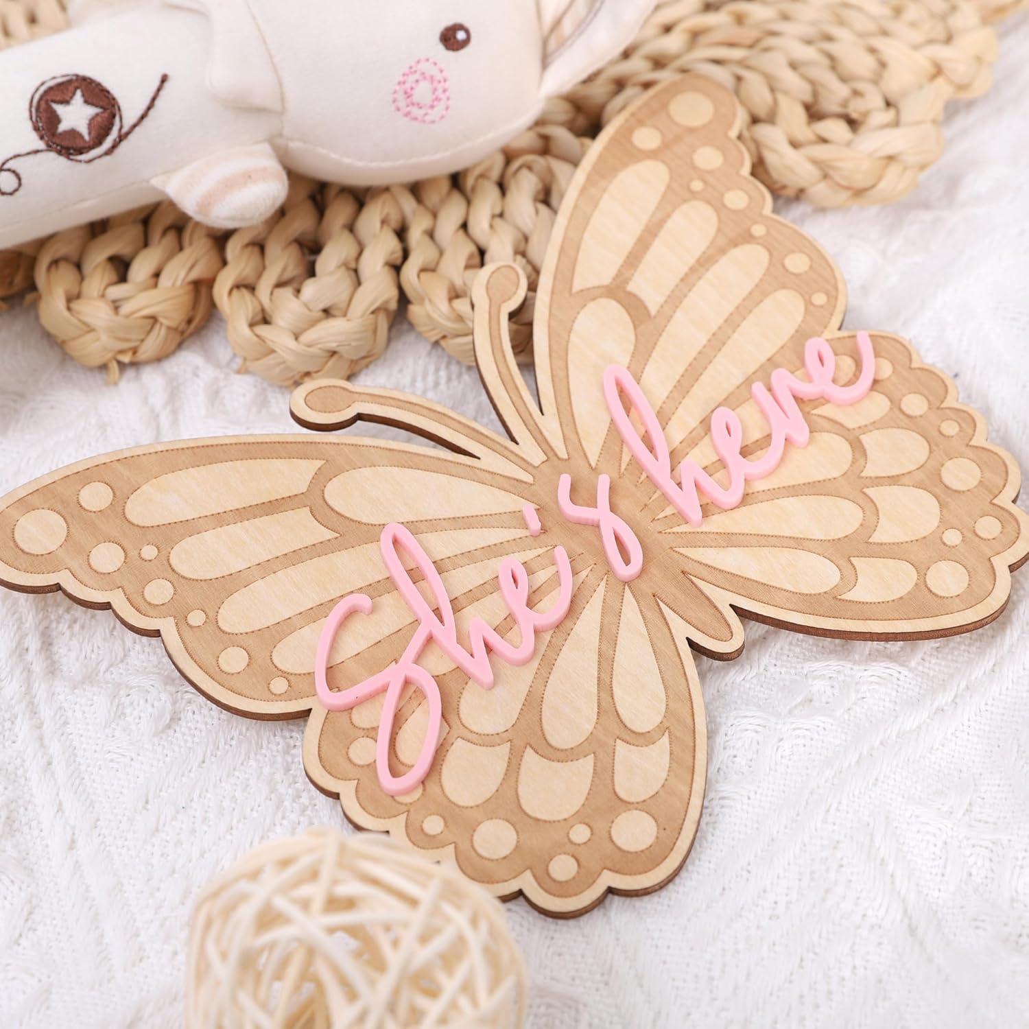 Cartel de Madera Mariposa She's Here - Anuncio de Nacimiento