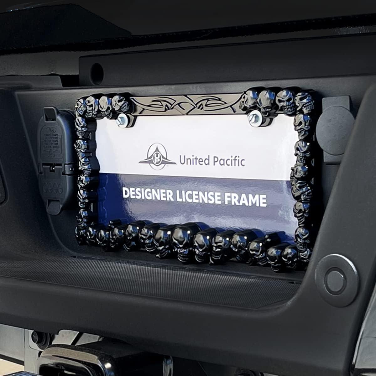 Marco de Placa de Licencia Calavera Negra United Pacific 17.3x33.4cm