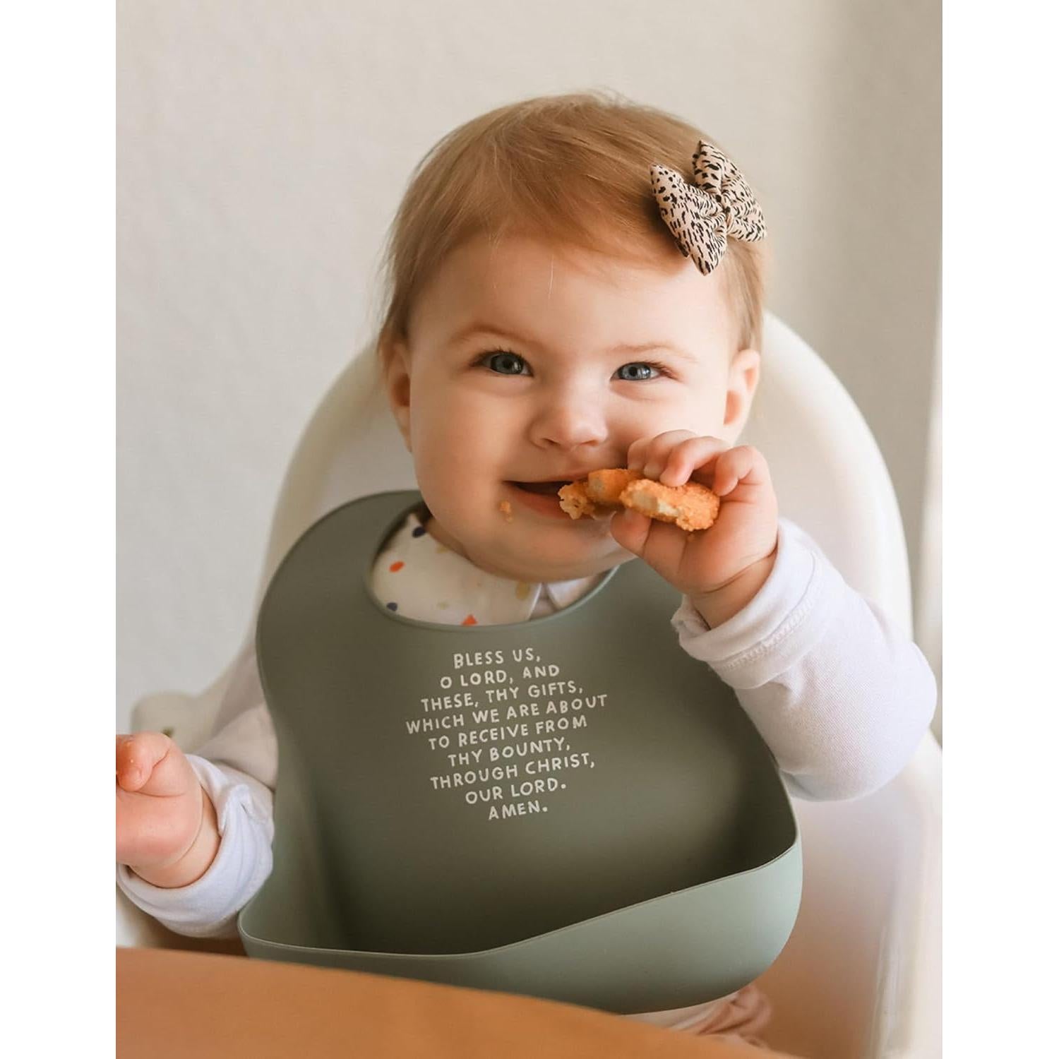 Babero de Silicona Be A Heart con Oración Católica Ajustable