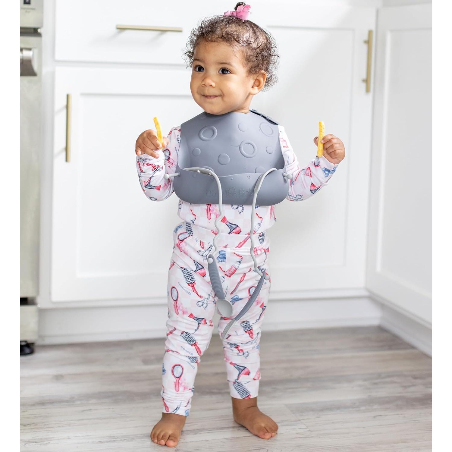 Babero de Silicona Ajustable Busy Baby Bungee con Utensilios