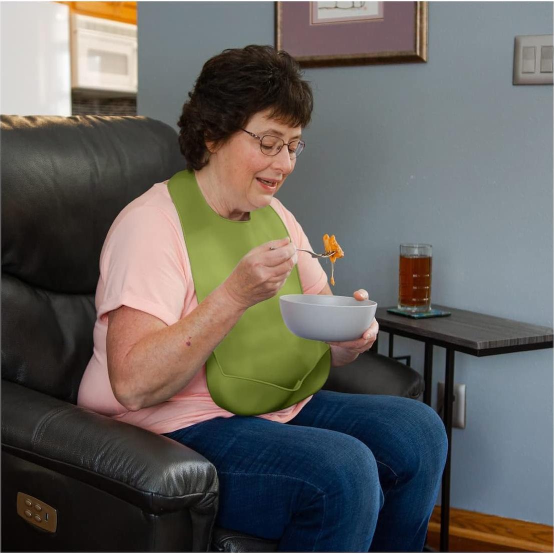 Babero de Silicona para Adultos BraceAbility Verde Cazador