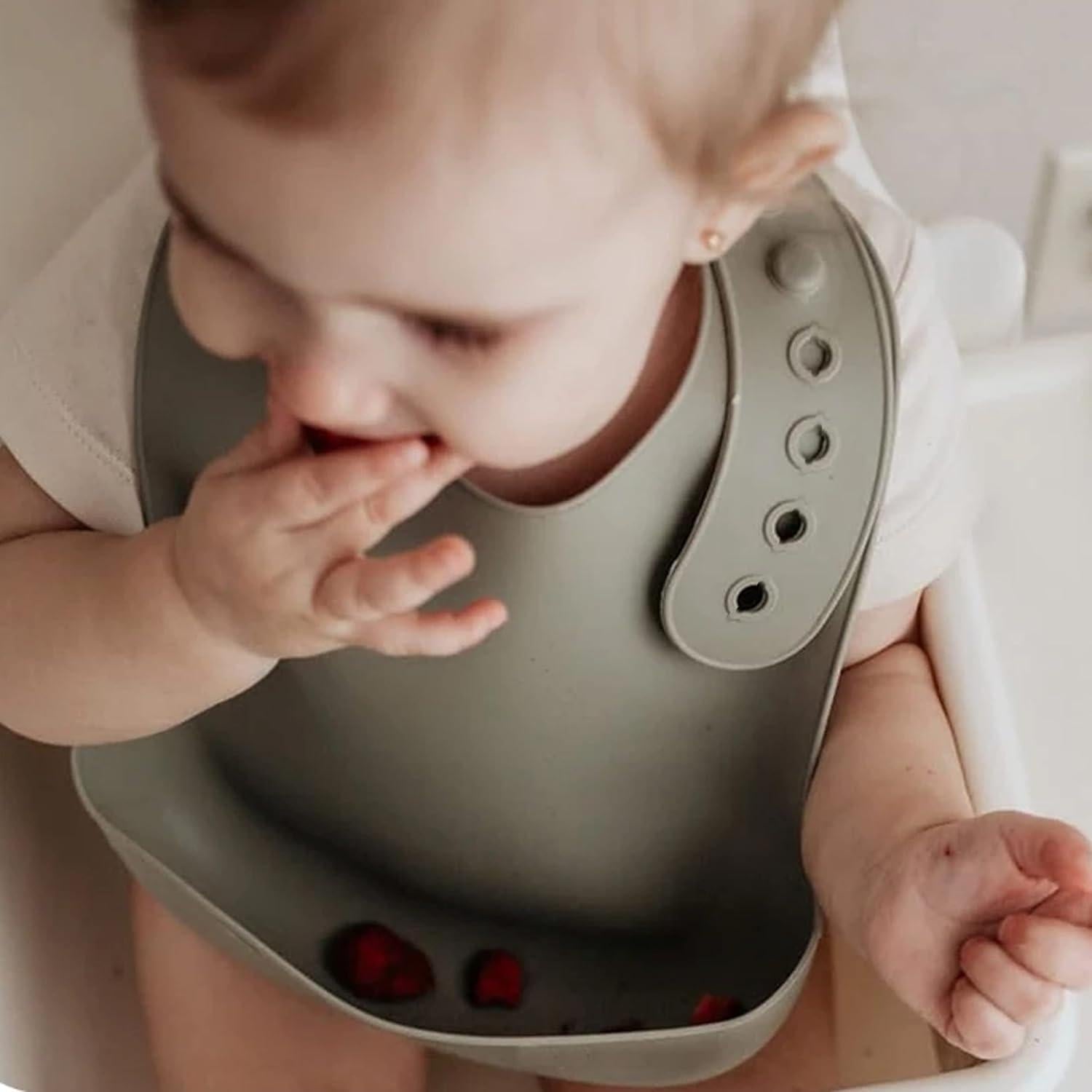 Babero de Silicona Aiden's Corner Verde Ajustable para Bebés