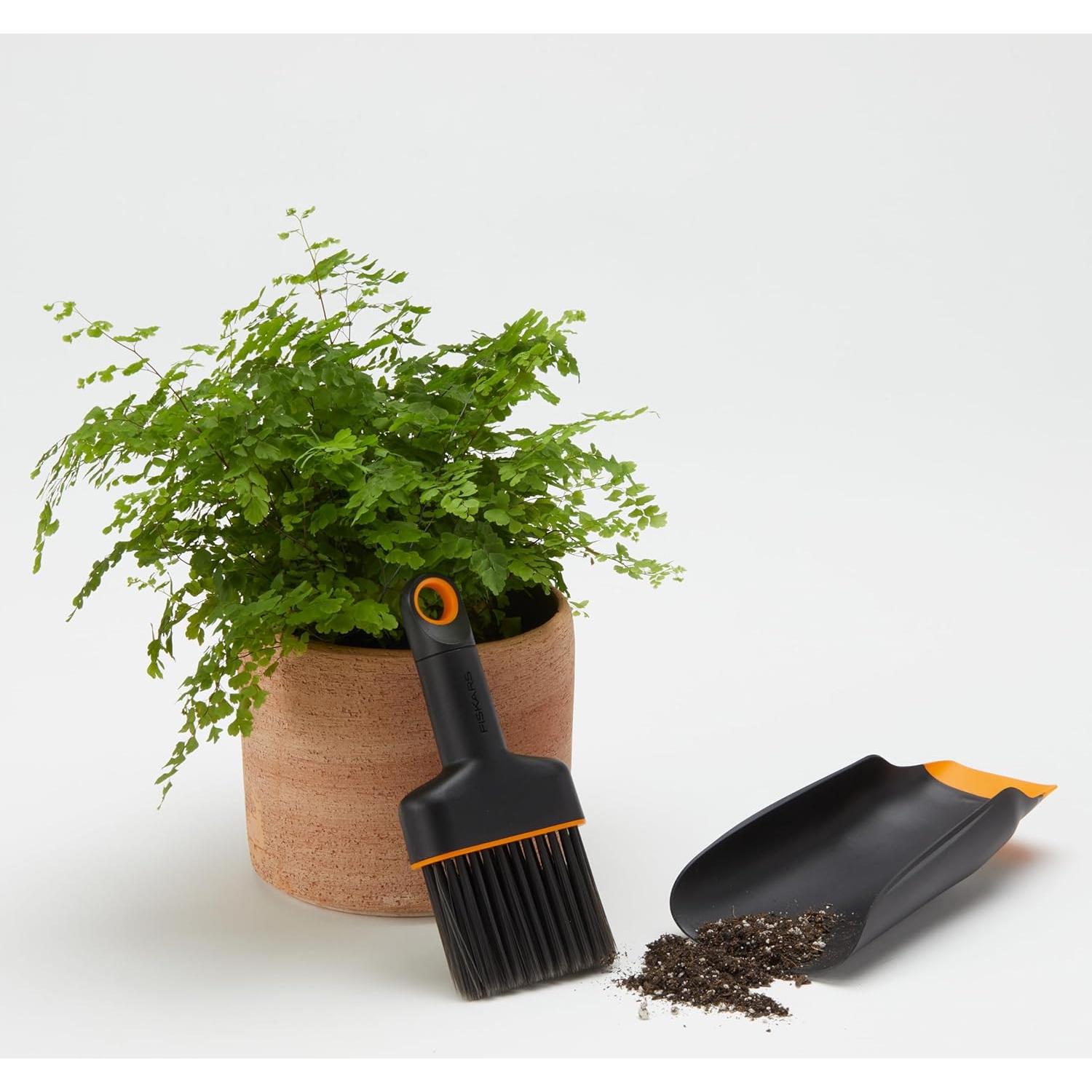 Juego de pala y cepillo Fiskars para jardinería interior