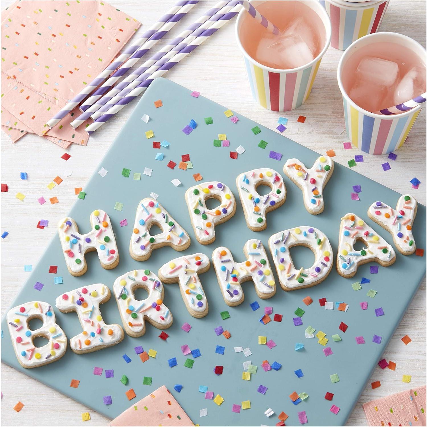 Juego de Cortadores de Galletas Wilton 101 Piezas - Alfabeto y Temas