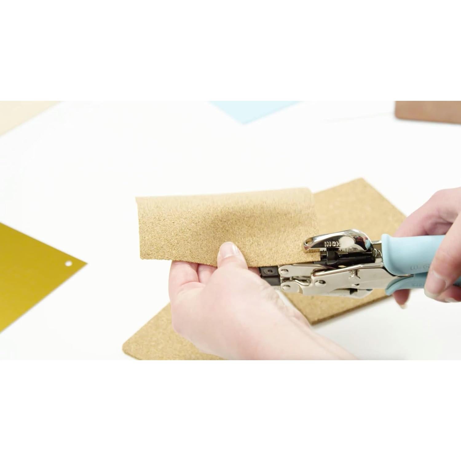 Crop-A-Dile We R Memory Keepers Perforador de Ojetes Azul 3.2/4.8mm