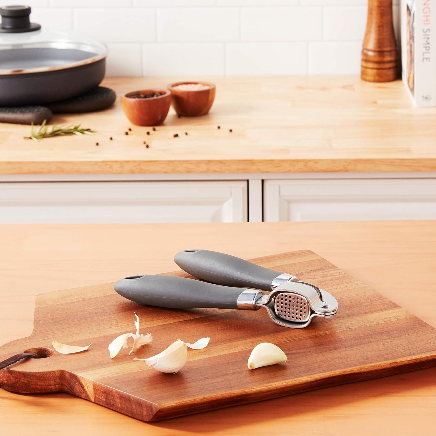 Prensa de Ajo Tovolo de Acero Inoxidable con Agarre de Silicona