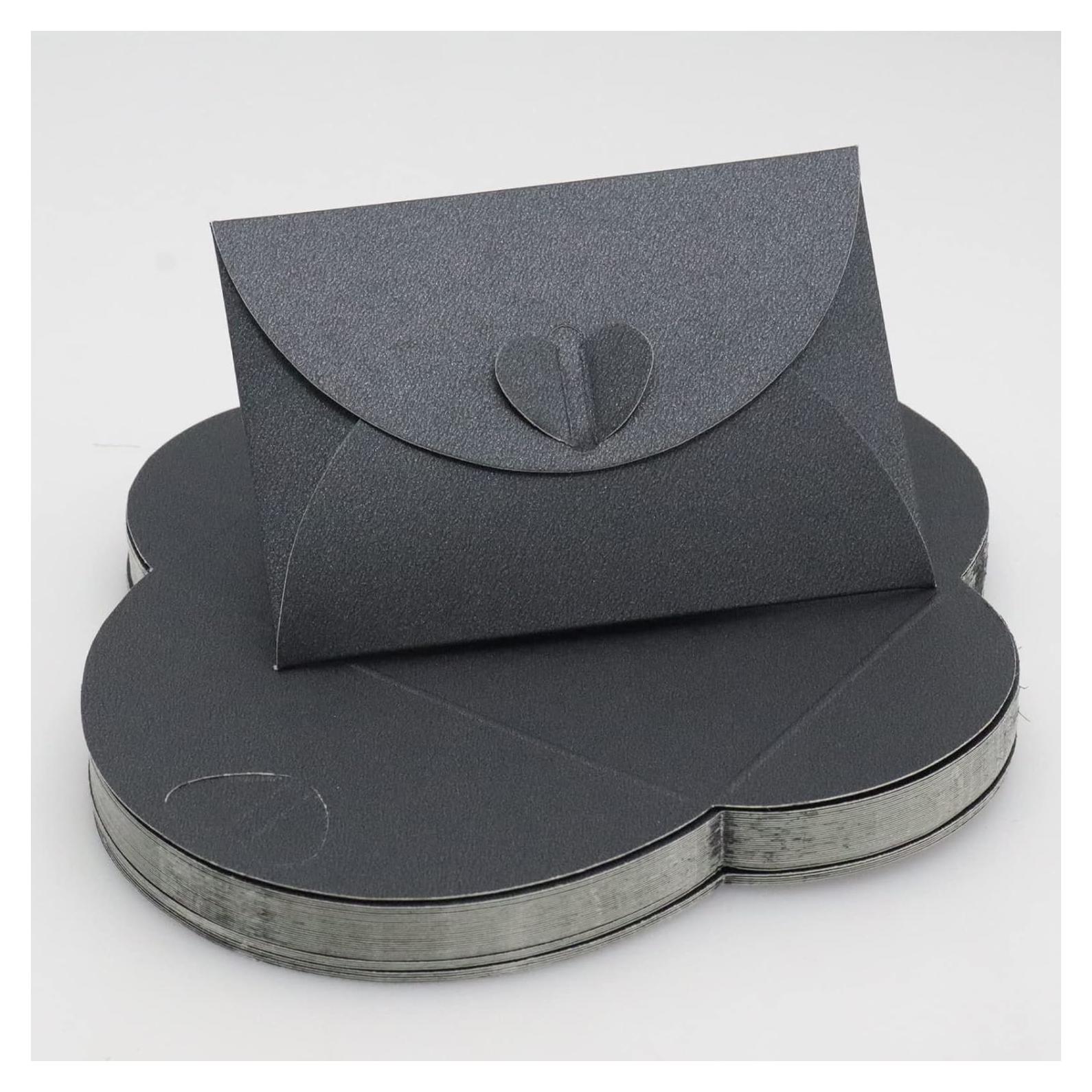 32 Mini Sobres de Papel Negro Joyangy con Cierre Corazón 100x70mm