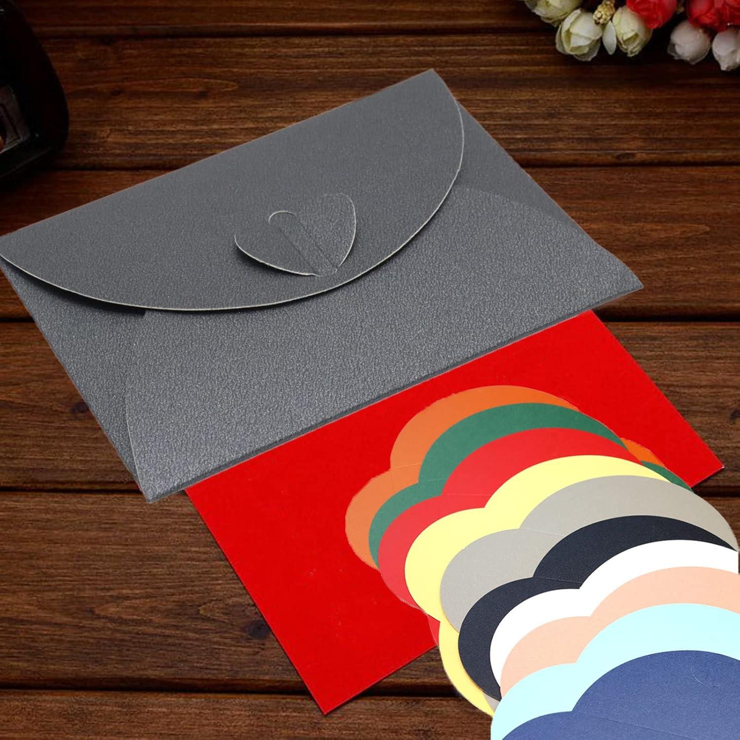 32 Mini Sobres de Papel Negro Joyangy con Cierre Corazón 100x70mm