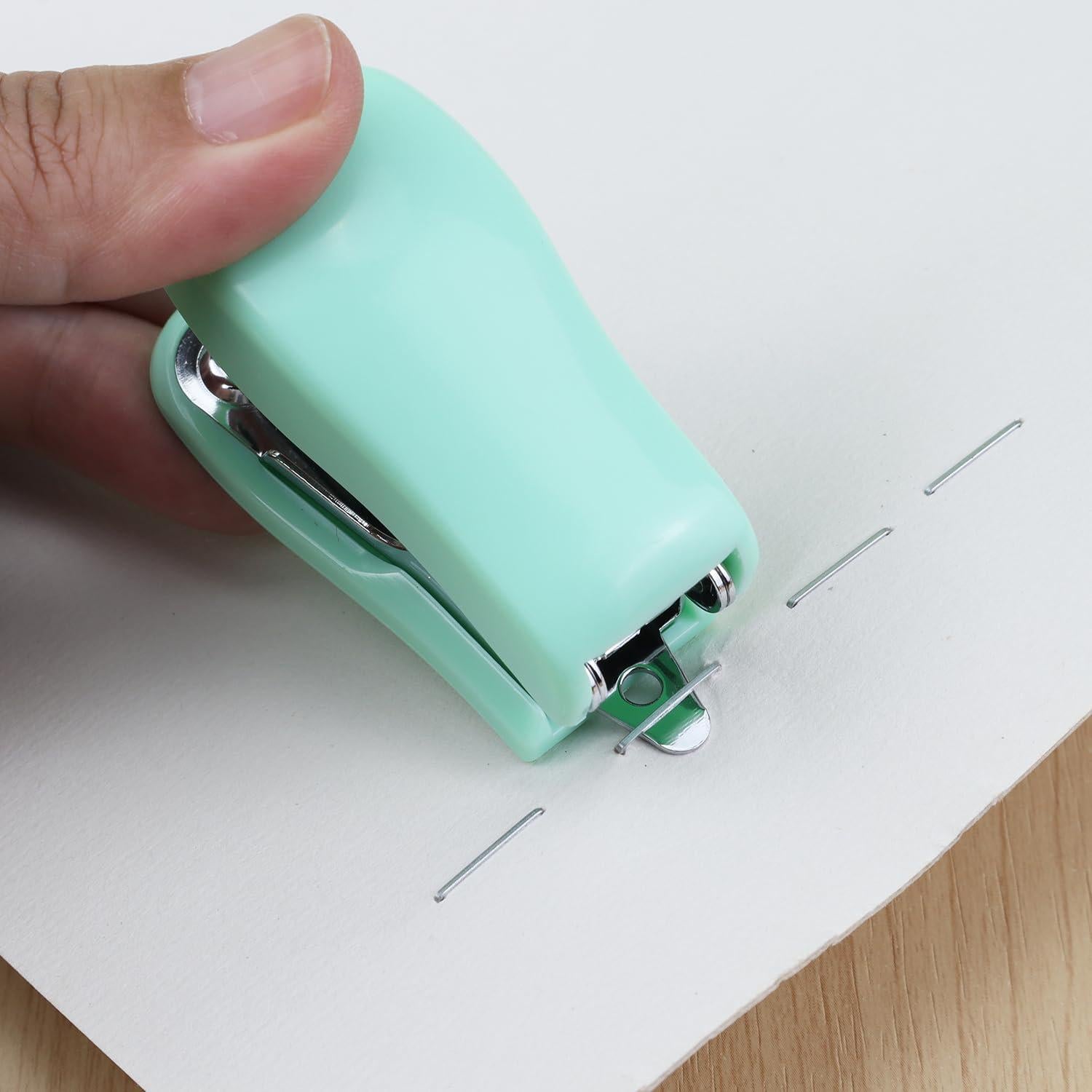 Grapadora Mini Aacehlh Verde con 750 Grapas y Removedor