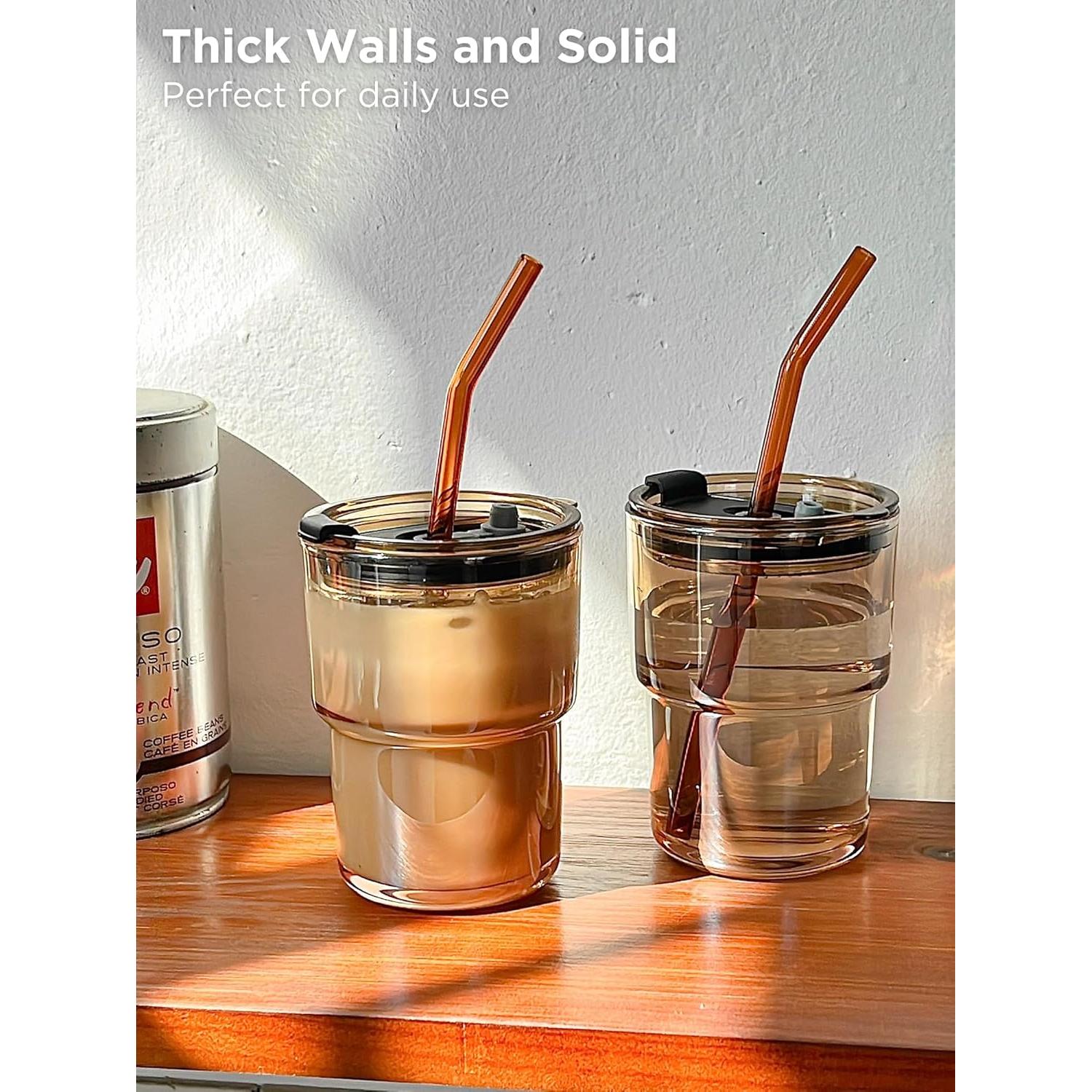 Vaso de vidrio Olvini 385ml con tapa y popote - Ámbar