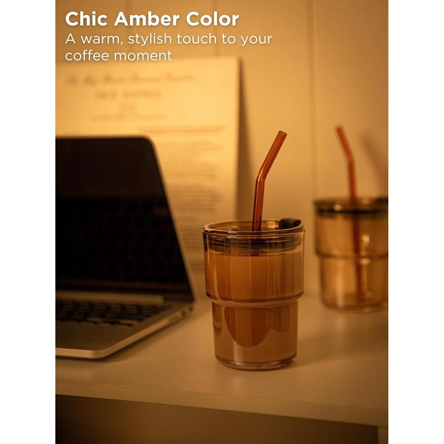 Vaso de vidrio Olvini 385ml con tapa y popote - Ámbar