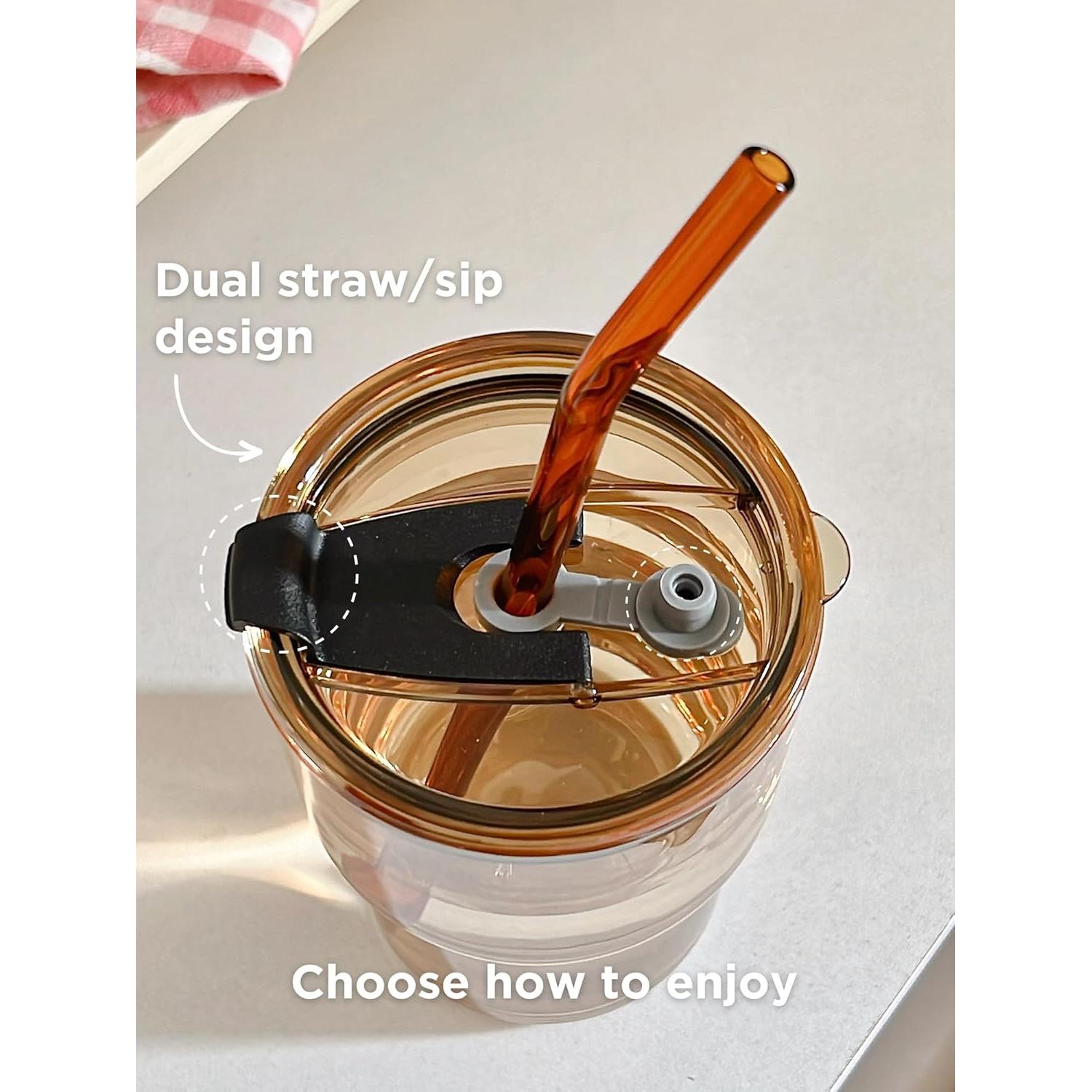 Vaso de vidrio Olvini 385ml con tapa y popote - Ámbar