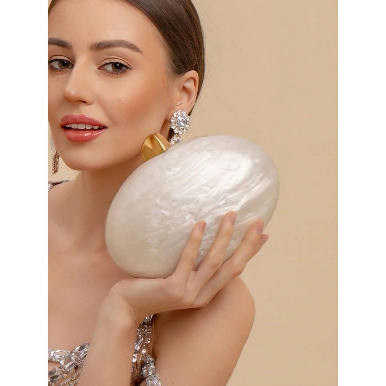 Bolso de Noche Acrílico Beige en Forma de Concha 22x12 cm