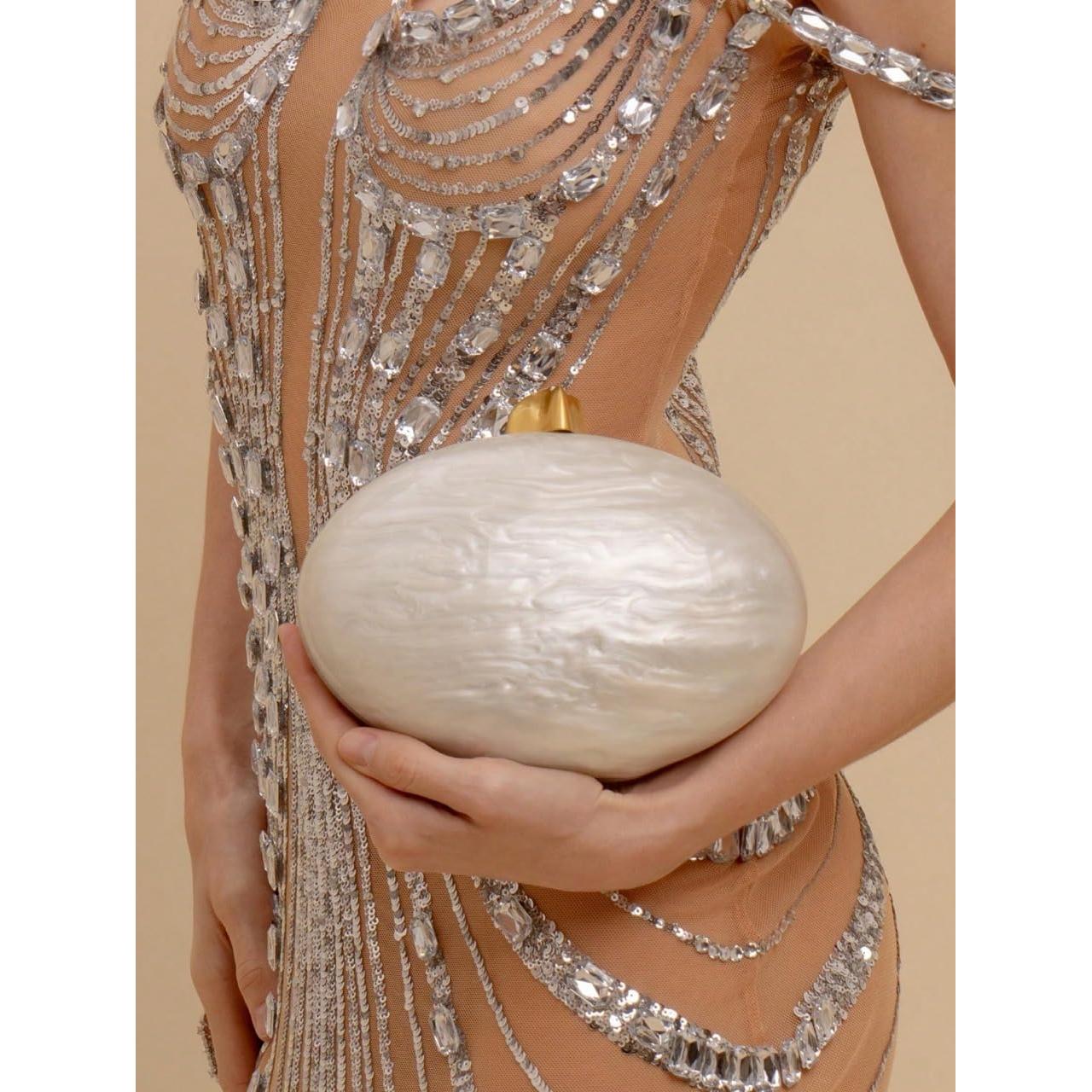 Bolso de Noche Acrílico Beige en Forma de Concha 22x12 cm