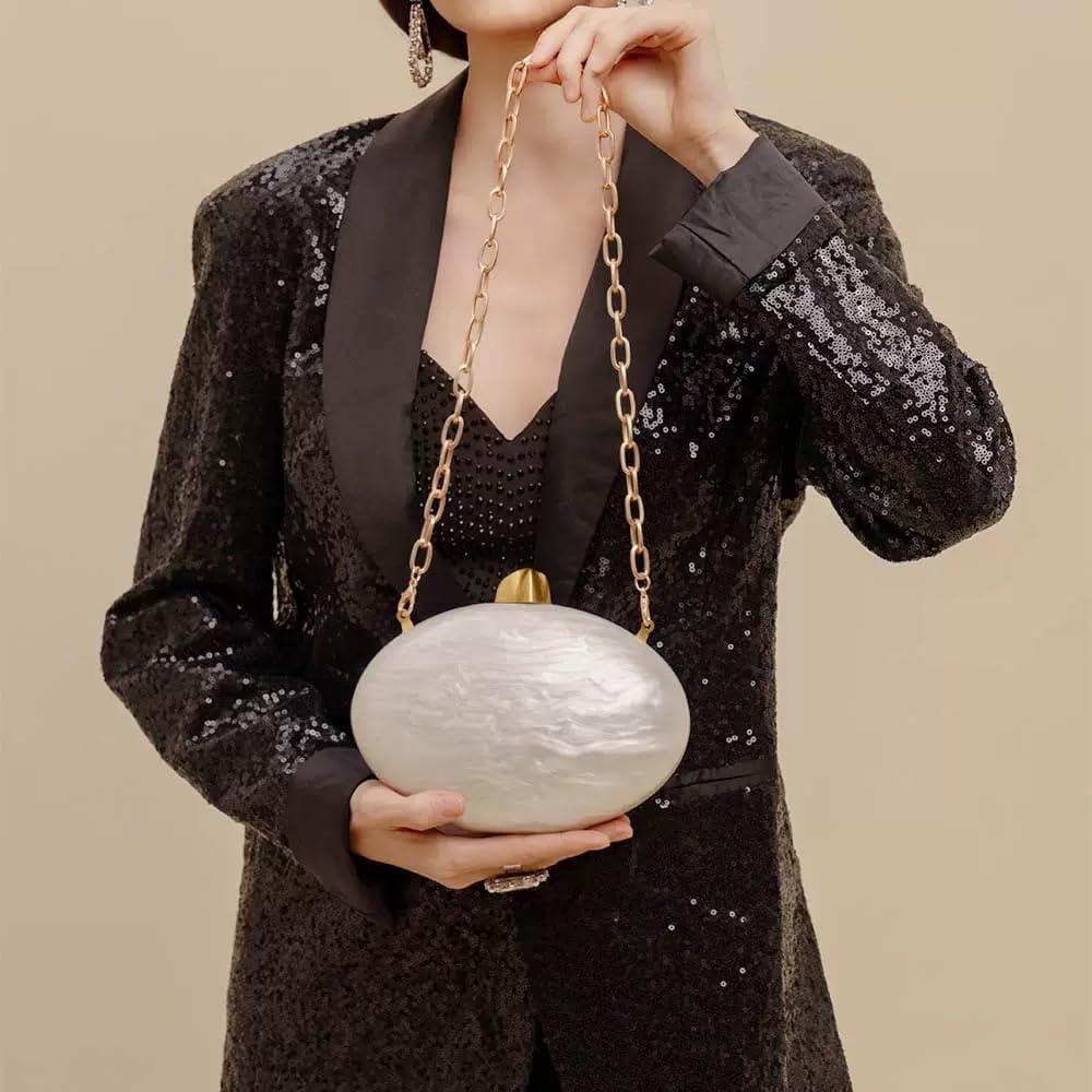 Bolso de Noche Acrílico Beige en Forma de Concha 22x12 cm