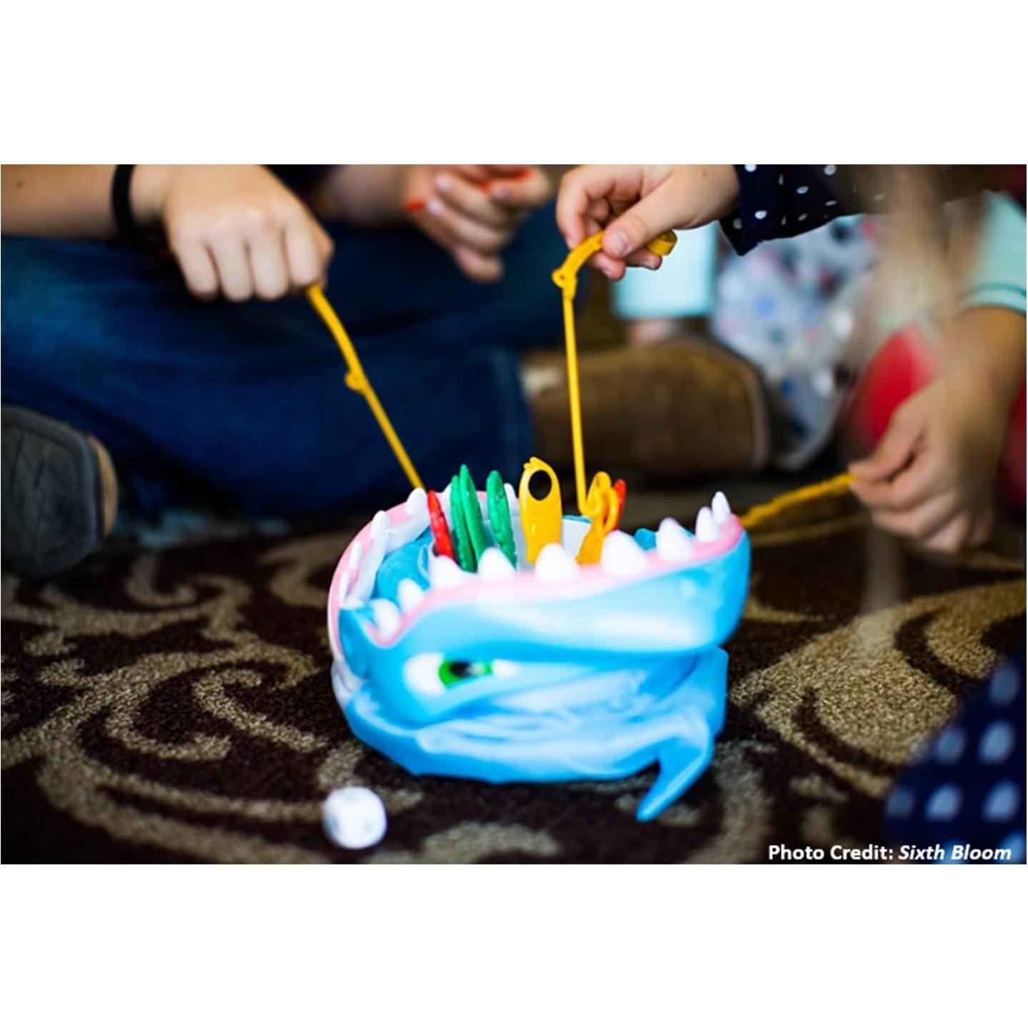 Juego de Mesa Mordida de Tiburón Pressman con Cartas