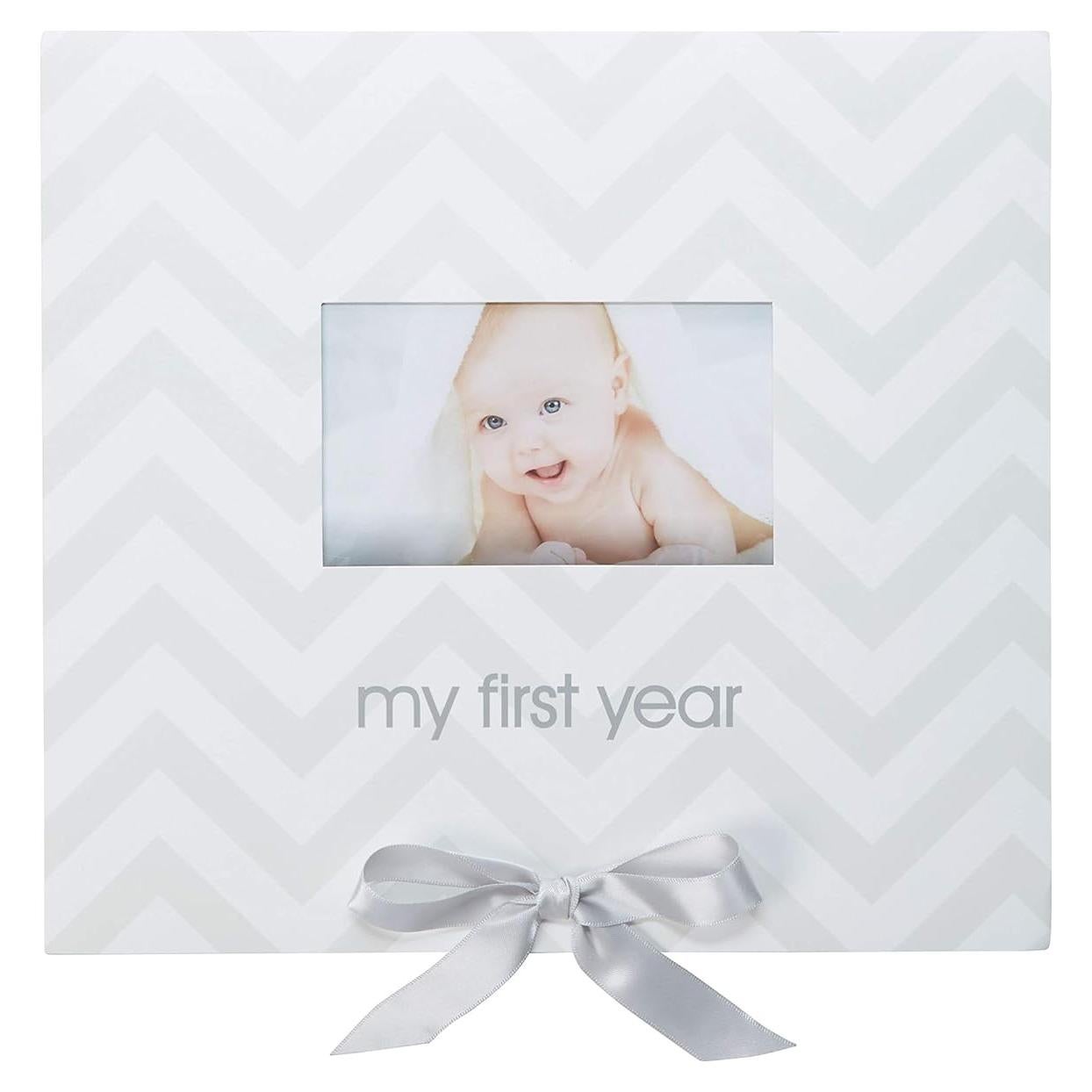 Calendario del Primer Año del Bebé Pearhead Chevron Gris