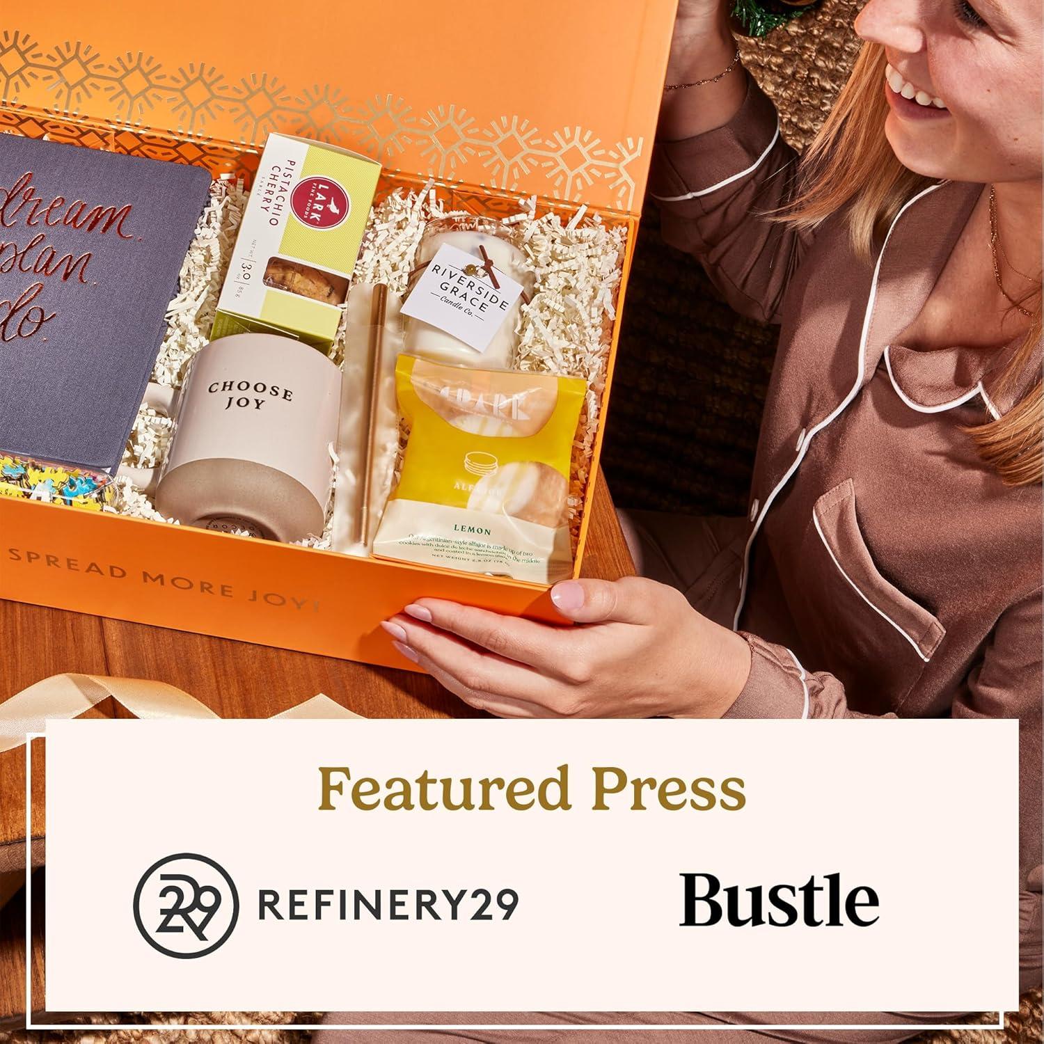 Caja de Regalo Joyful Co. Loved para Novia y Novio - Incluye Copas, Galletas y Vela