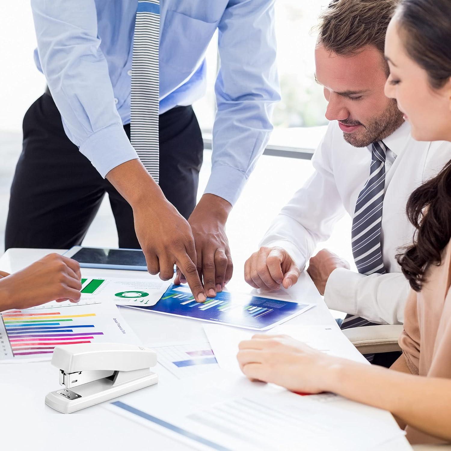 Grapadora Deli Blanca de Oficina, Capacidad 25 Hojas, 640 Grapas